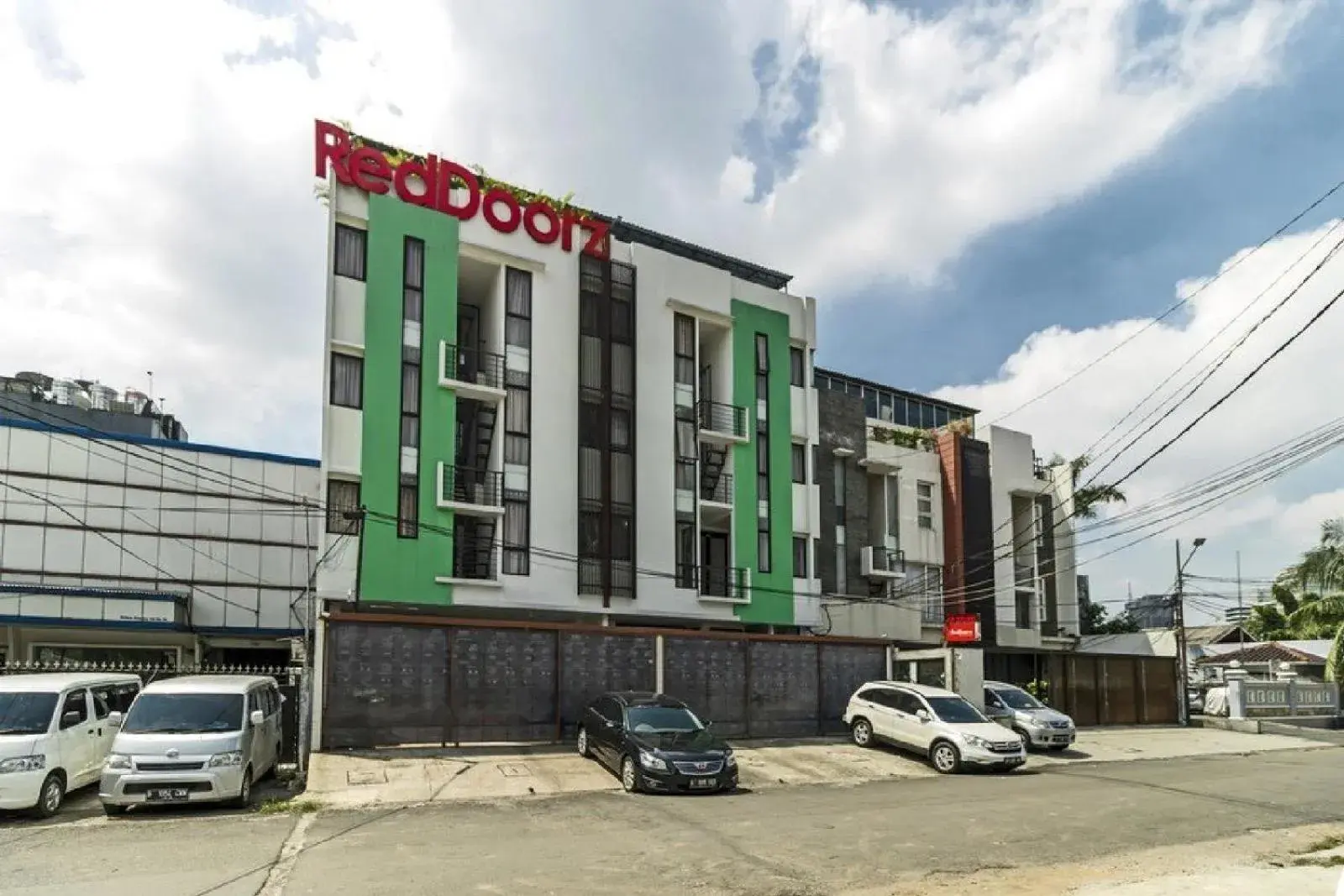Property building in RedDoorz Plus near Plaza Indonesia Property building in RedDoorz Plus near Plaza Indonesia
