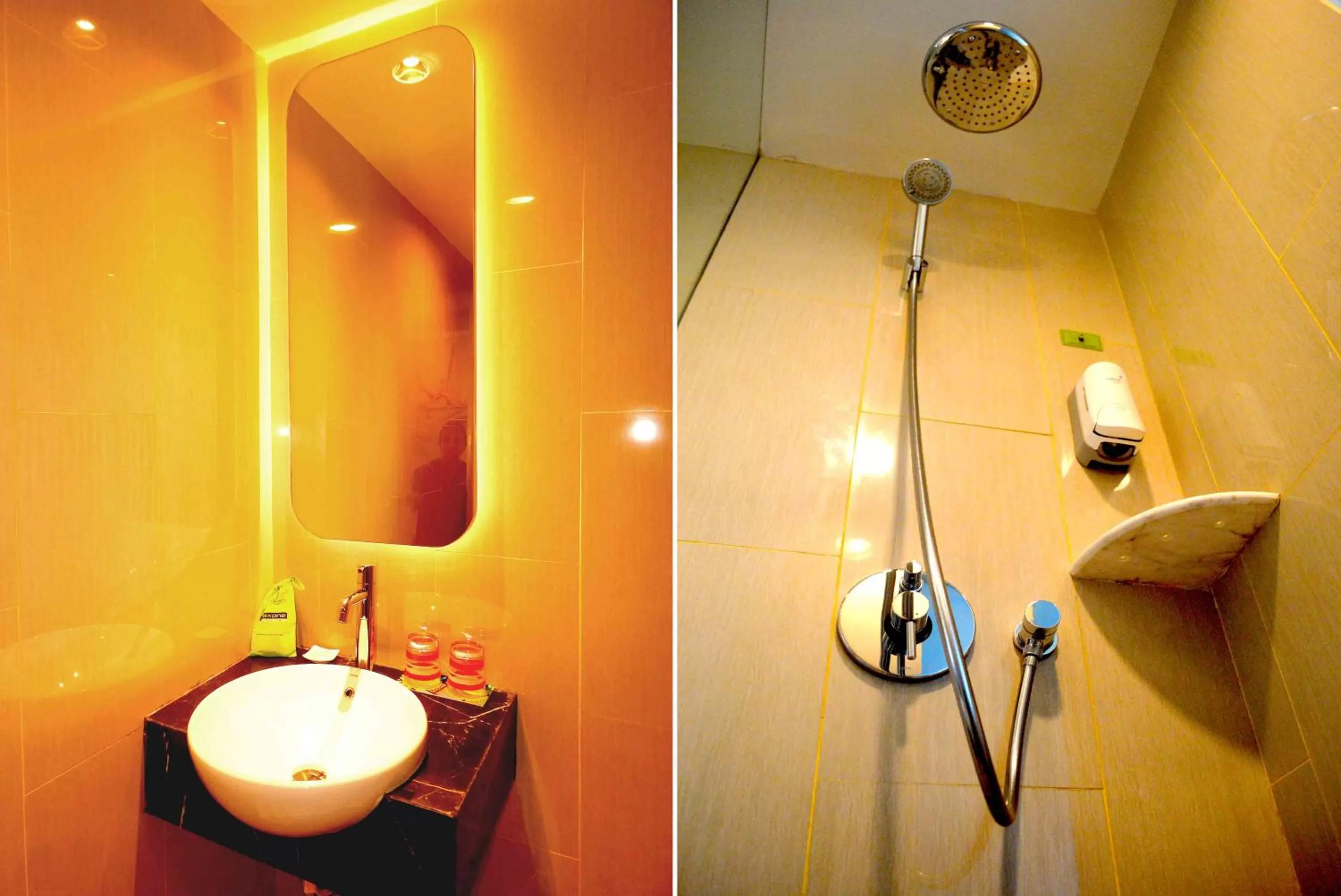 Shower in MaxOne Signature Glodok Jakarta