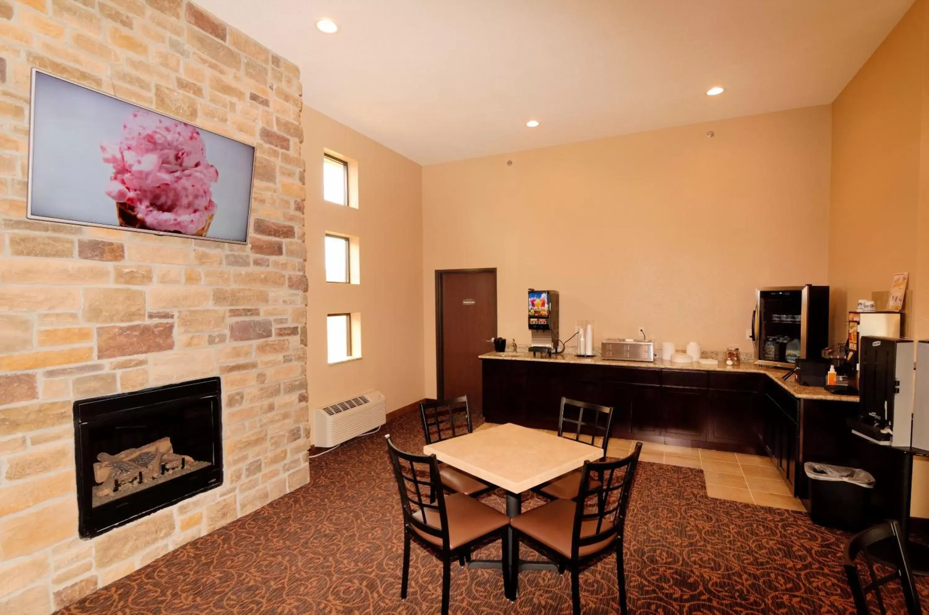 Communal lounge/ TV room in Cobblestone Inn & Suites - Denison | Oak Ridge