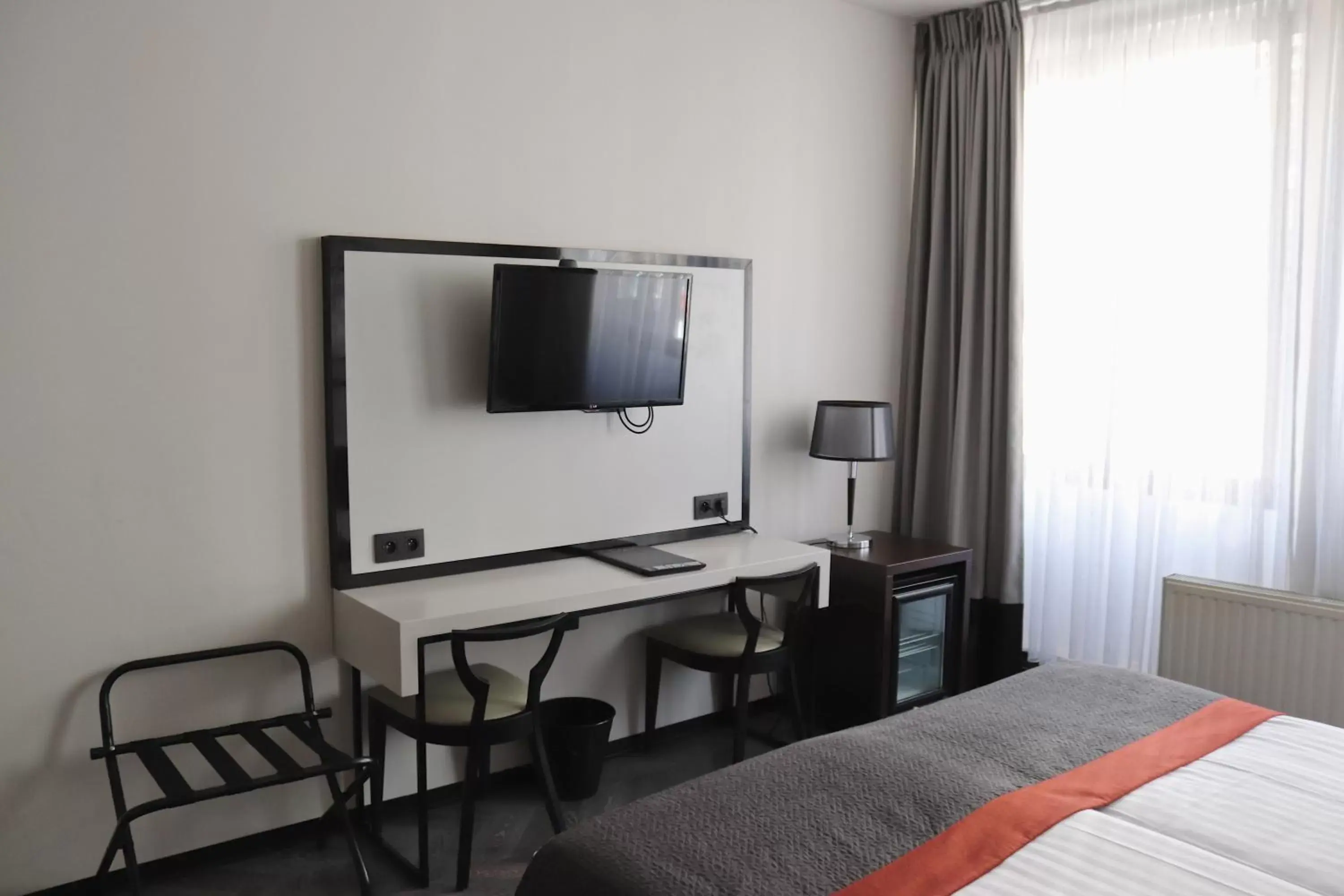 TV and multimedia, TV/Entertainment Center in Hotel Floris Arlequin Grand-Place