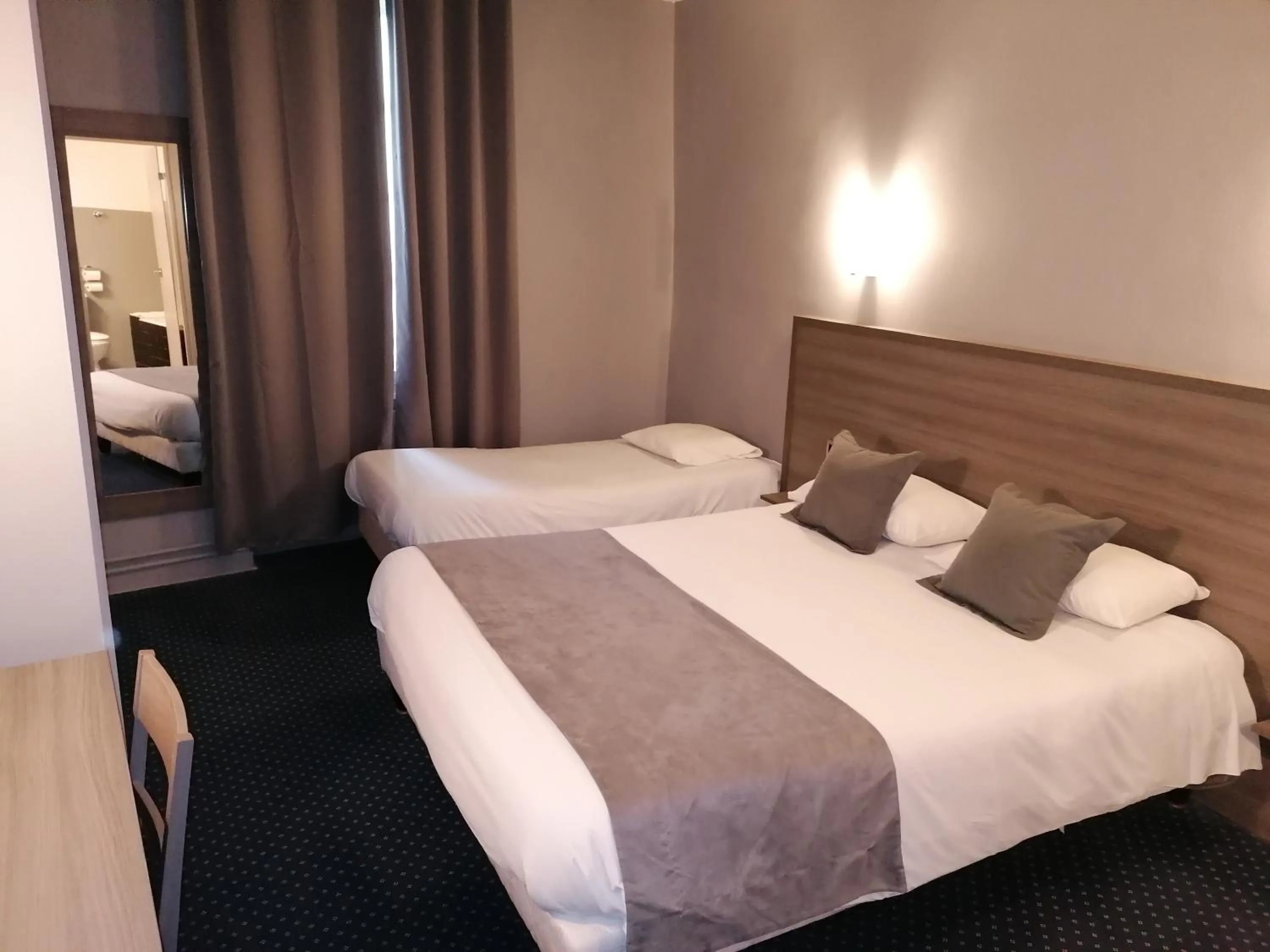 Property building, Bed in Logis Hôtel Saint Jacques