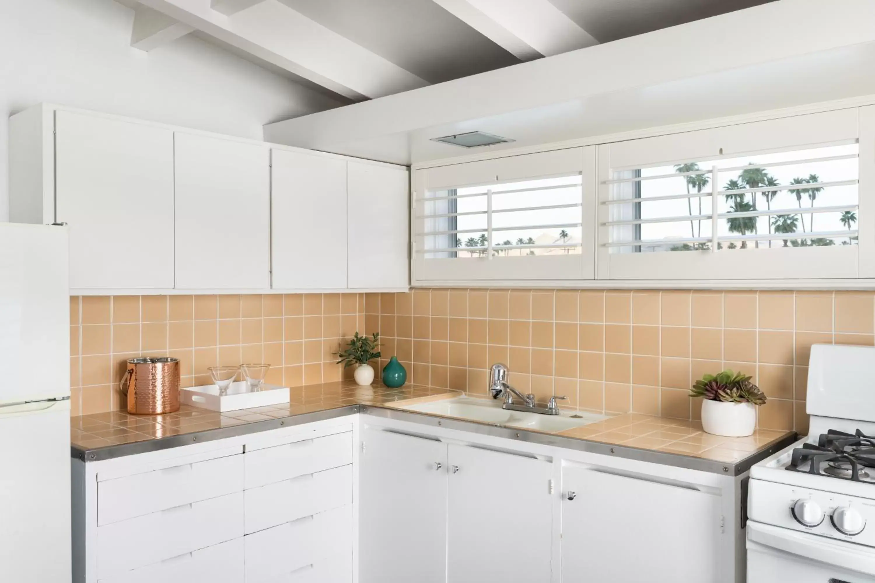 kitchen, Kitchen/Kitchenette in Del Marcos Hotel, A Kirkwood Collection Hotel