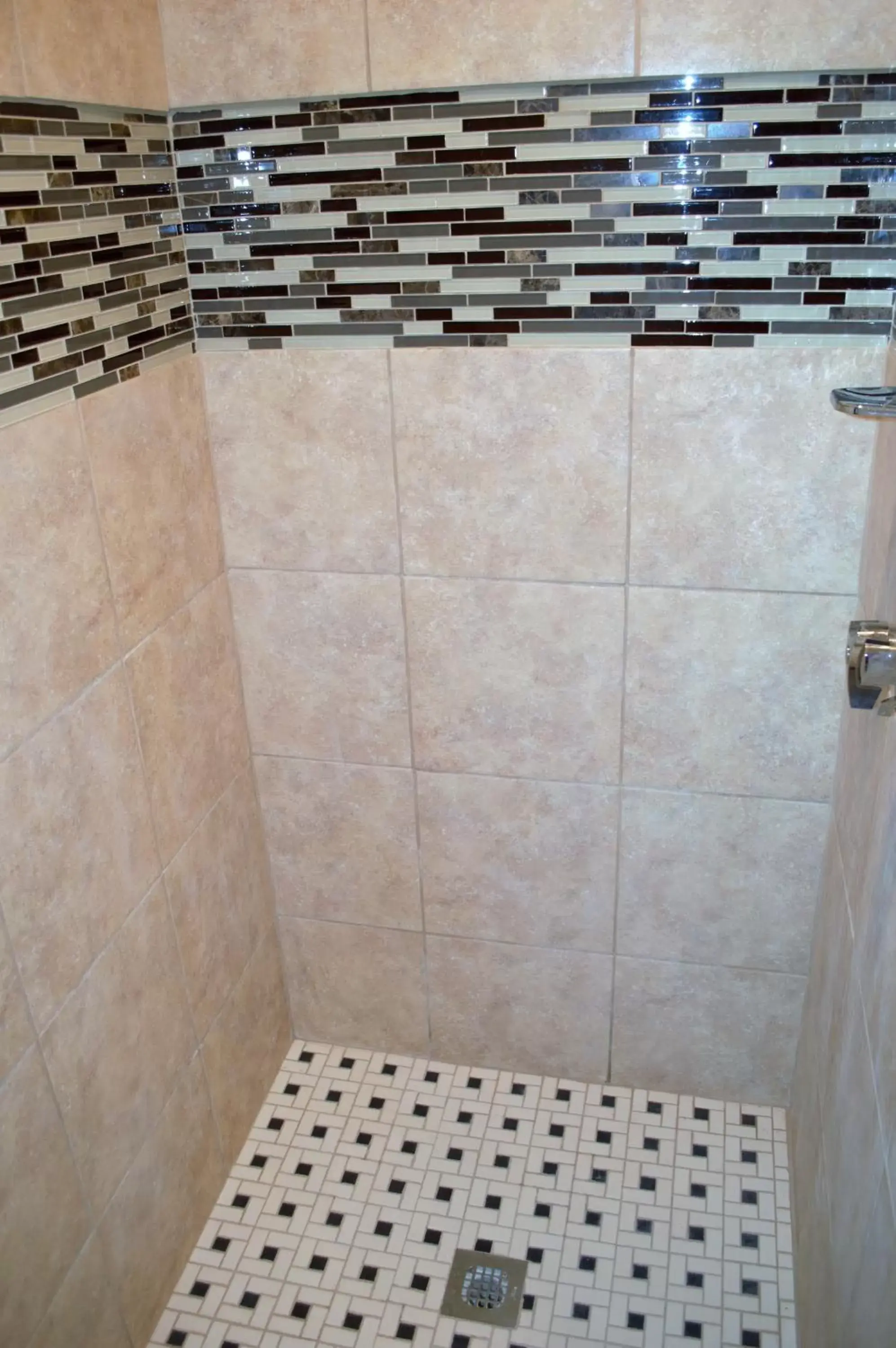 Shower, Bathroom in Carrier Motor Lodge