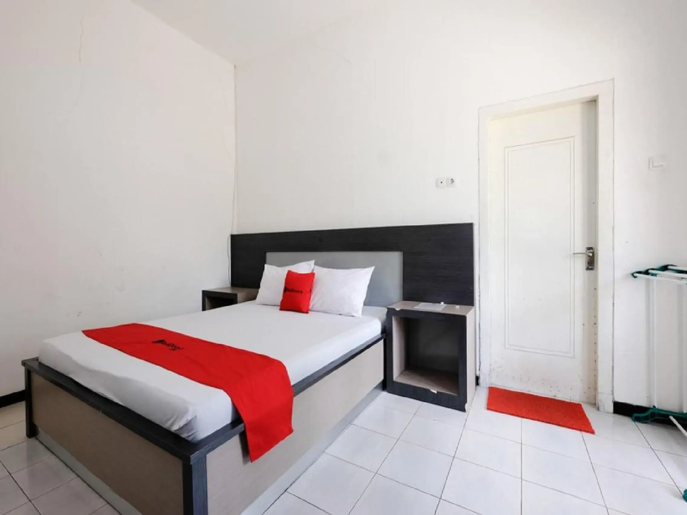 Bedroom, Bed in RedDoorz near Moro Mall Purwokerto