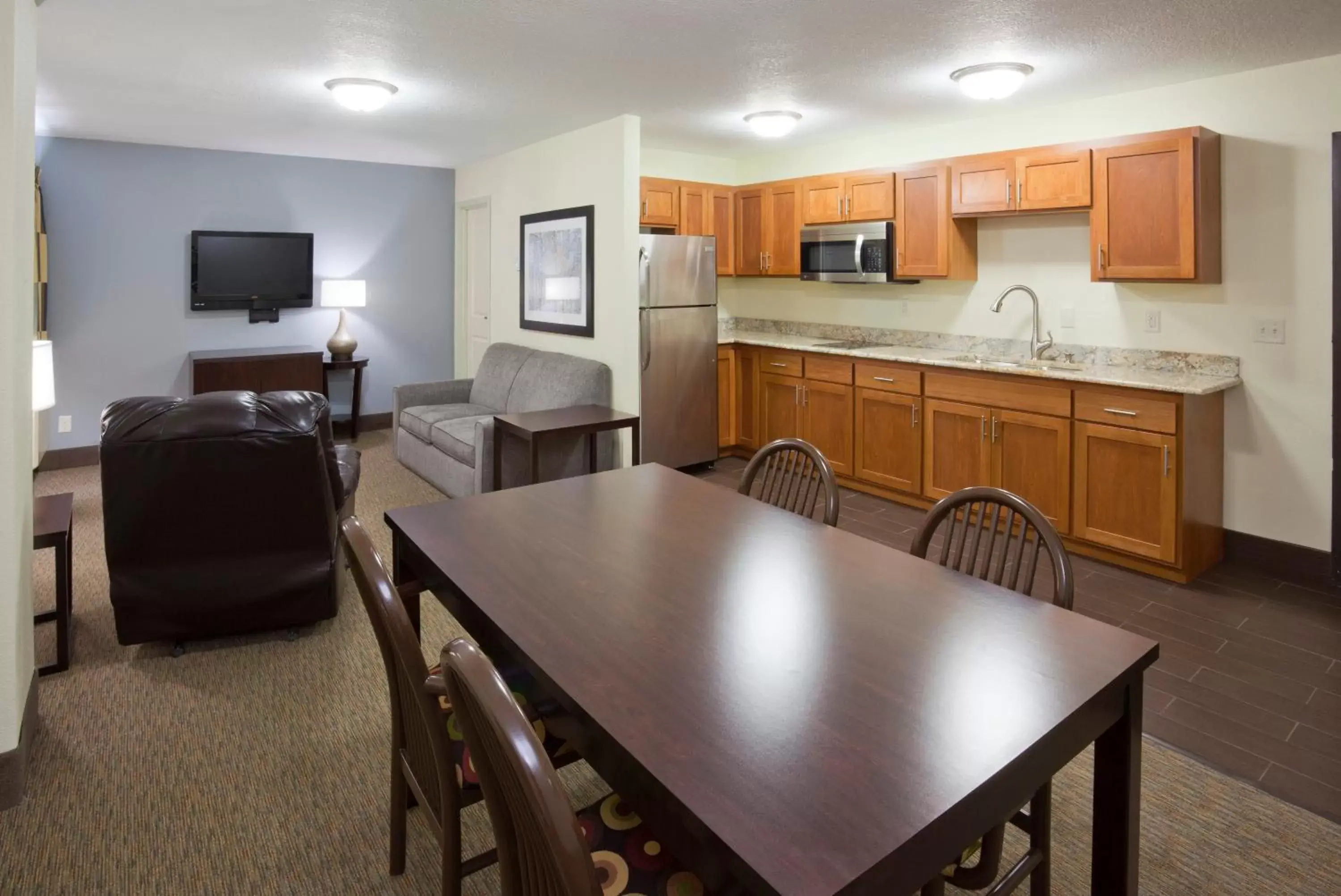 Kitchen or kitchenette, Dining Area in Fargo Inn and Suites