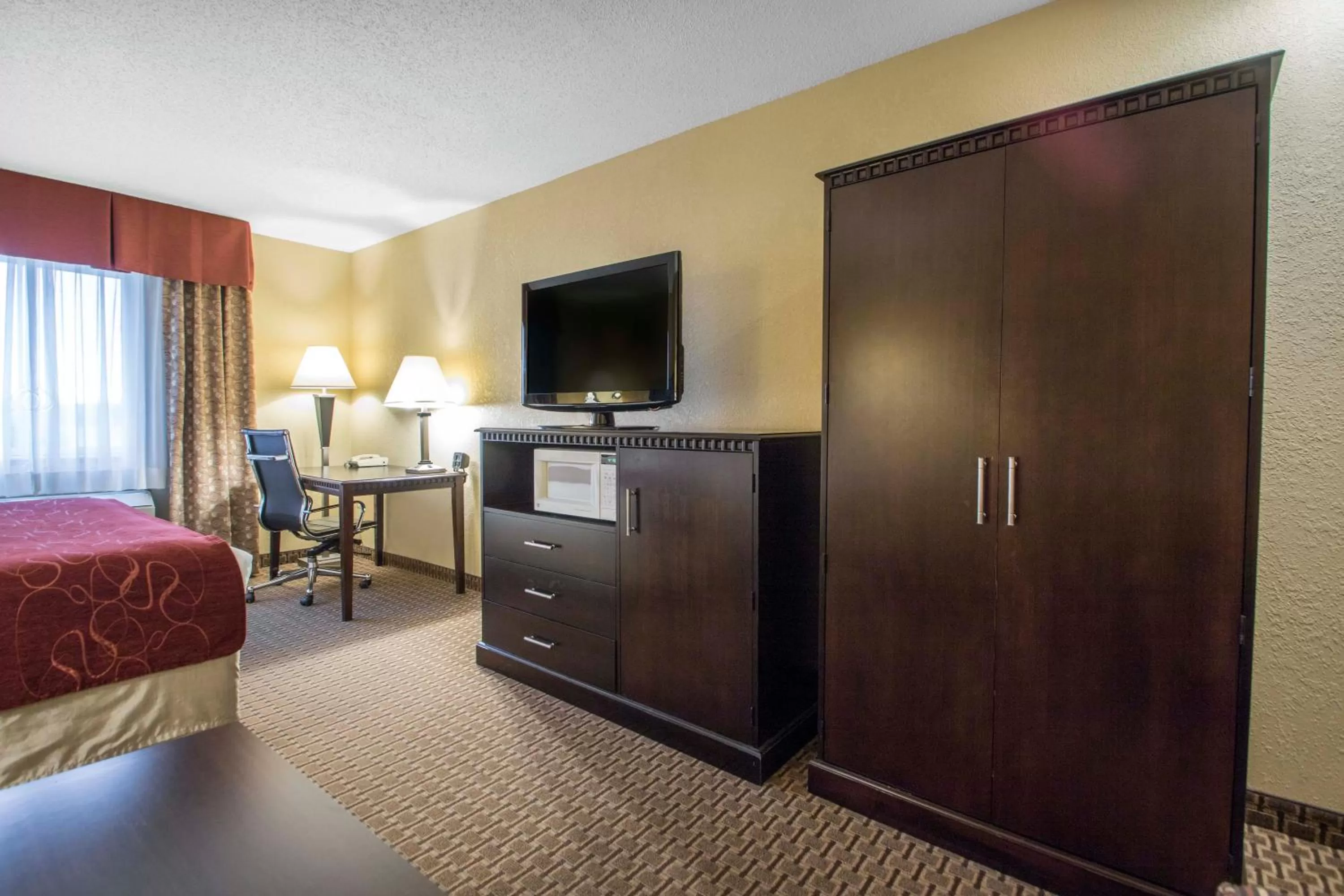 TV and multimedia, Bed in Comfort Suites Wisconsin Dells Area