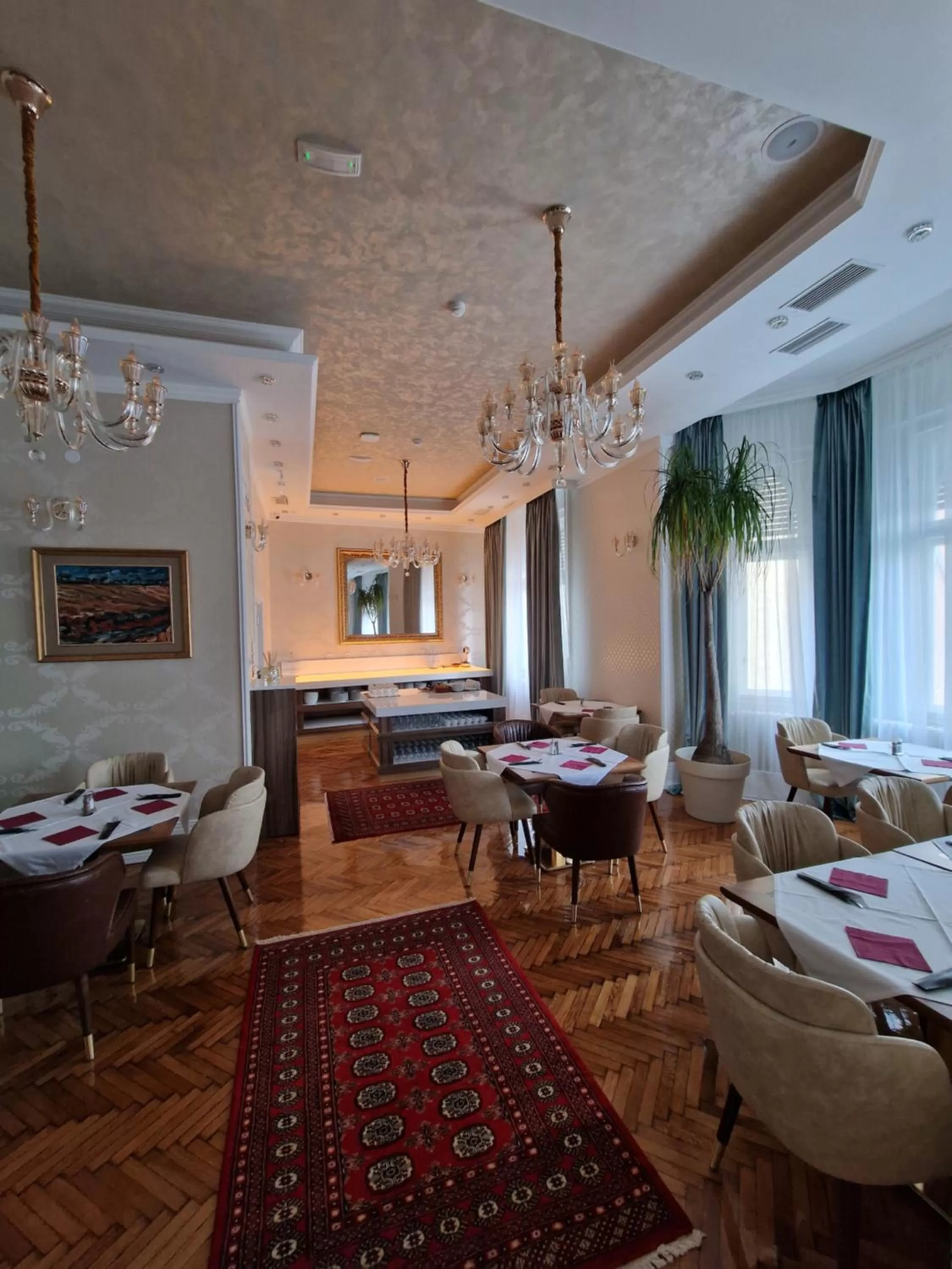 Restaurant/places to eat in Queen Palace