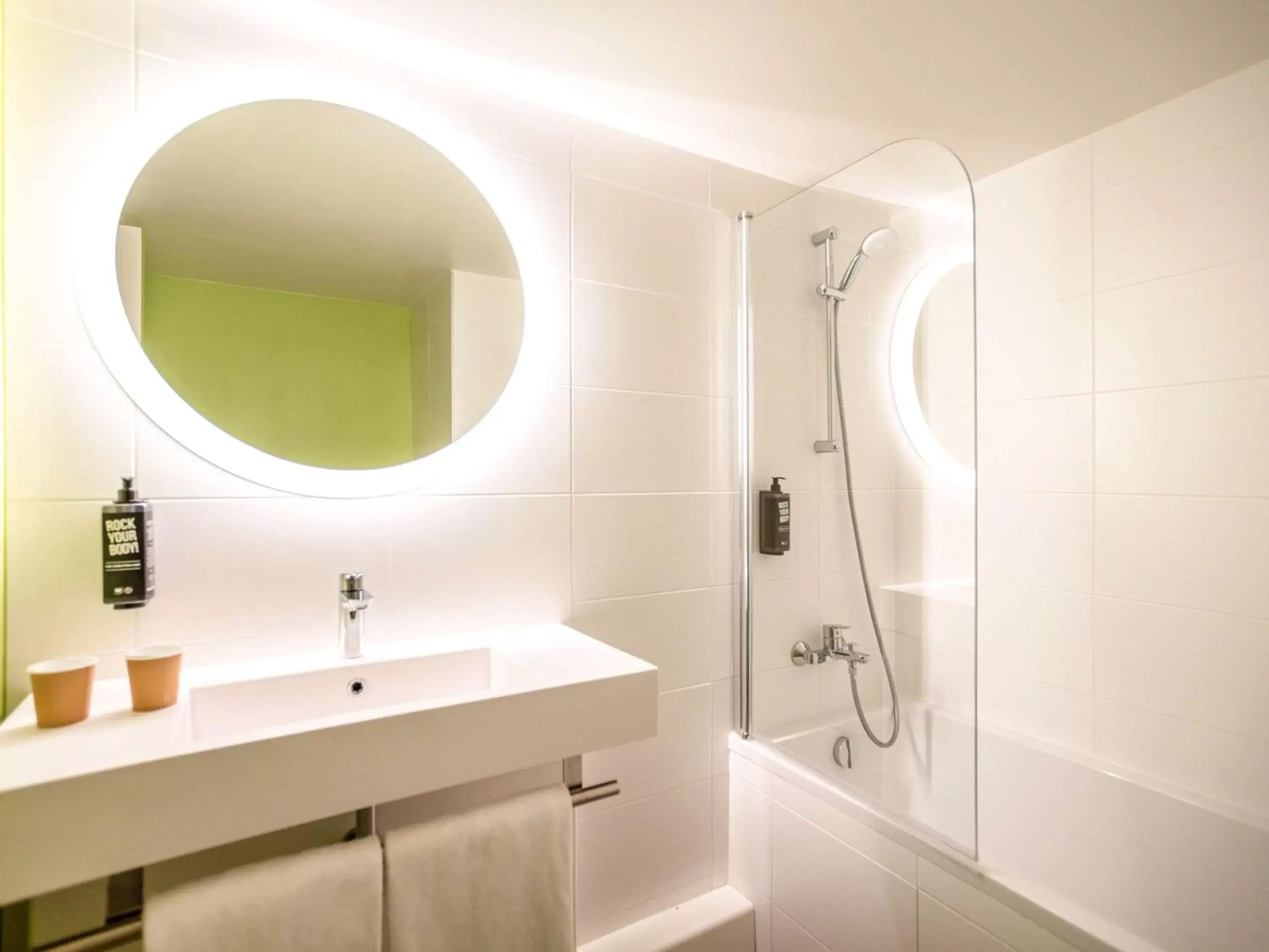 Photo of the whole room, Bathroom in ibis Styles Perpignan Centre Gare