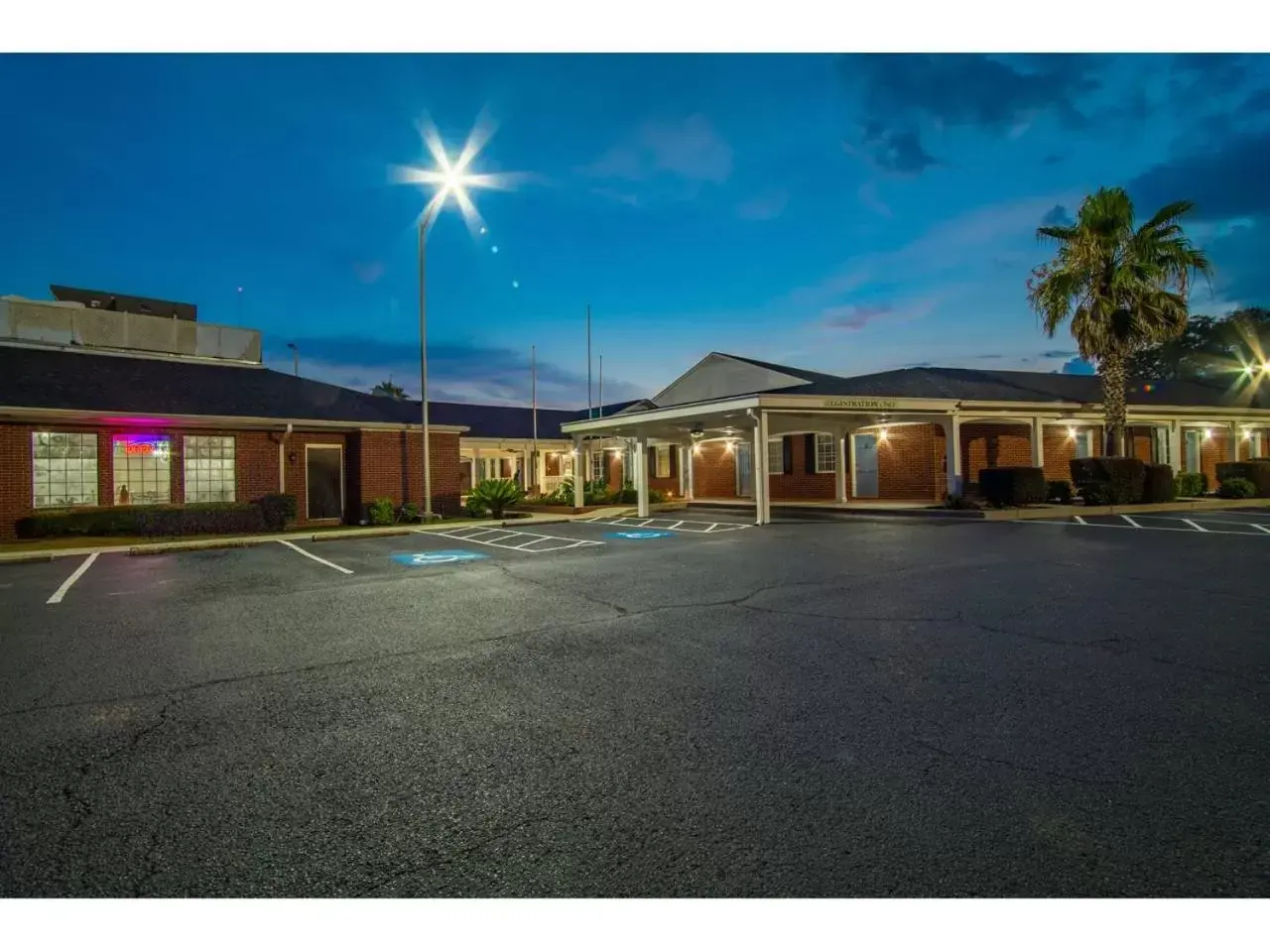 Property Building in Winton Inn & Suites