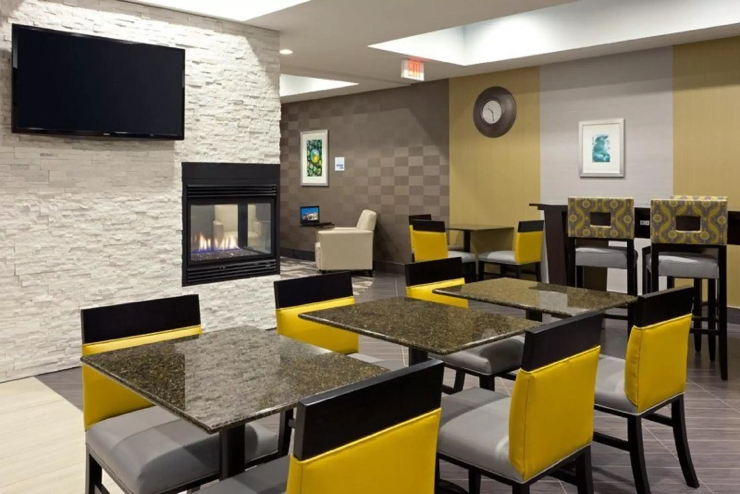 Breakfast, Restaurant/Places to Eat in Holiday Inn Express and Suites Batavia, an IHG Hotel