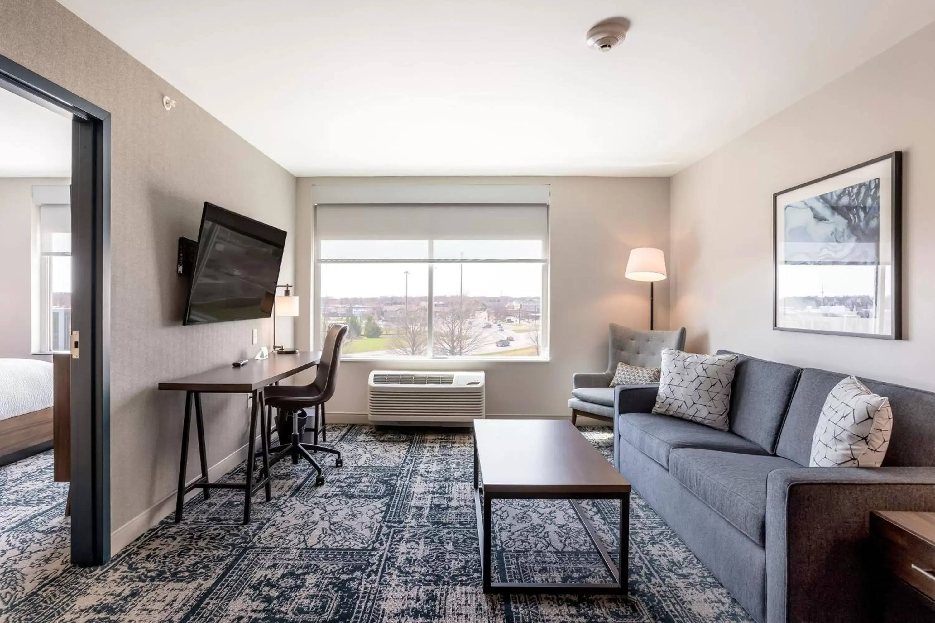 Photo of the whole room, Seating Area in Four Points by Sheraton Elkhart