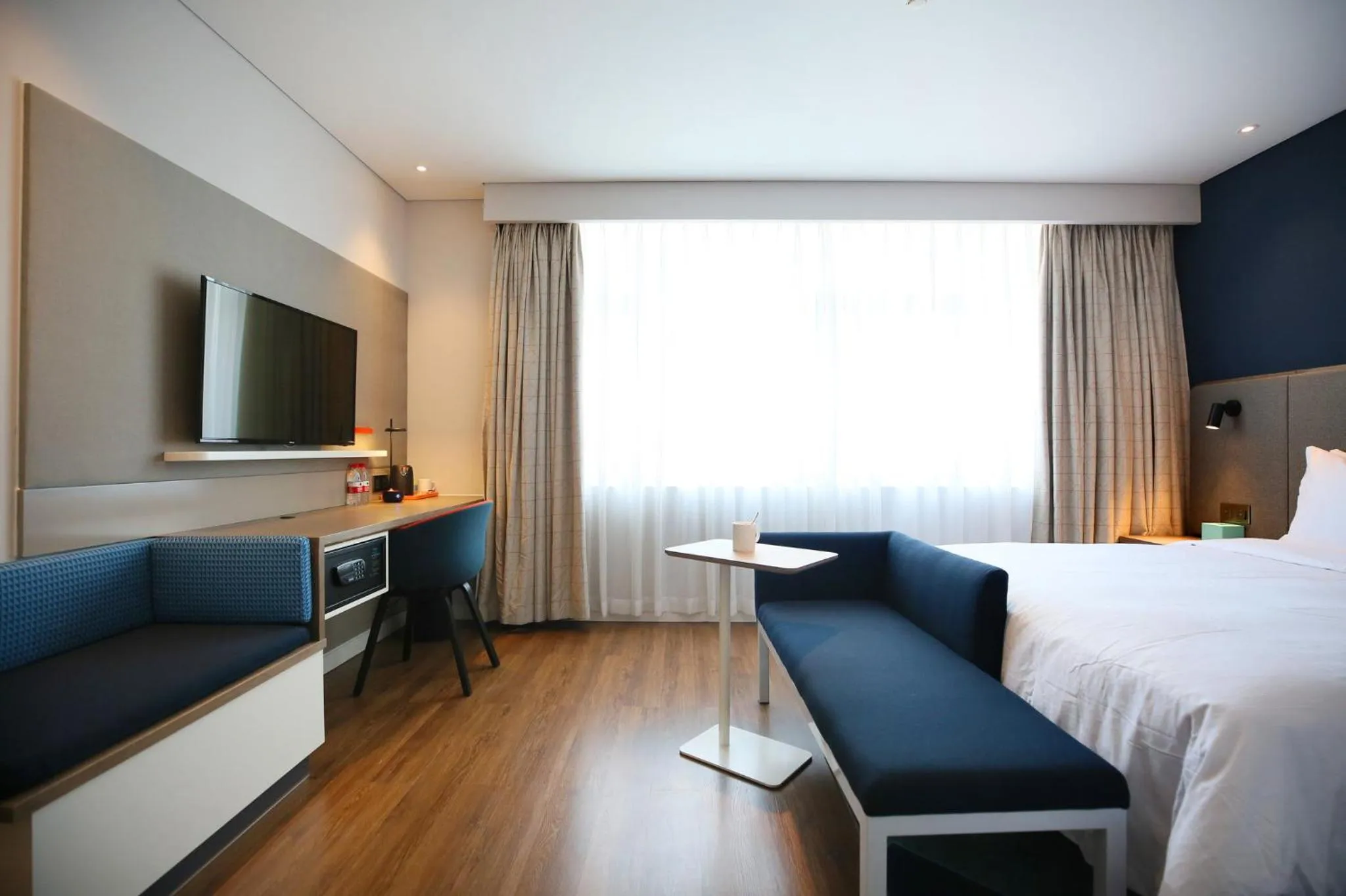 Photo of the whole room, Bed in Holiday Inn Express Chengdu North Railway Station by IHG - Near Panda Base, Near Chunxi Road Free laundromat