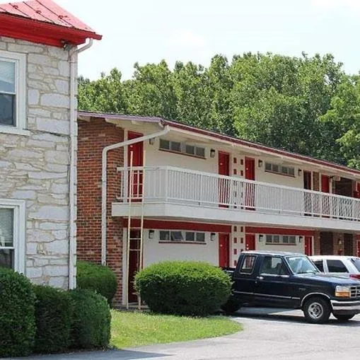 Property building in Hometown Inn Staunton