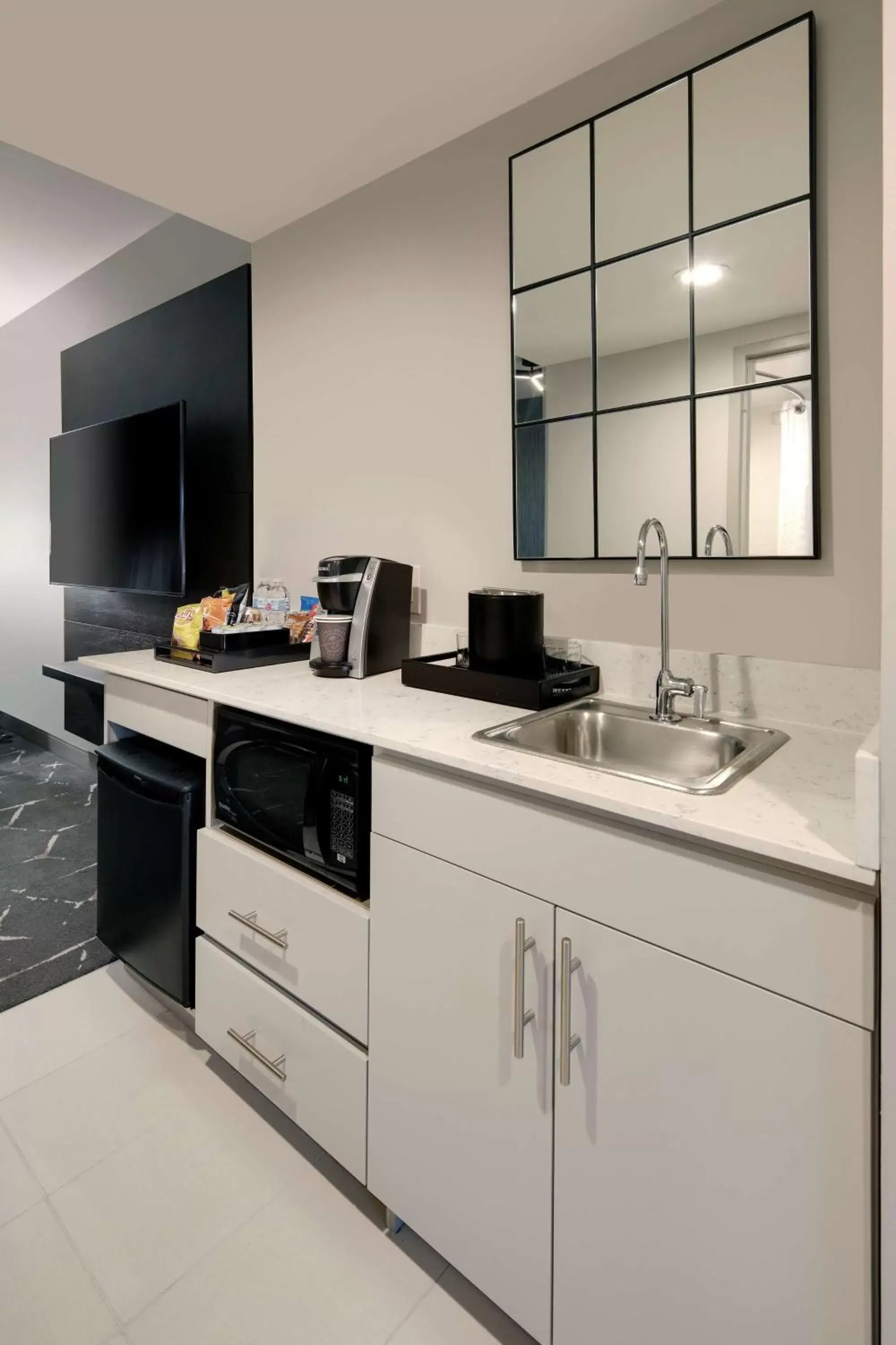 Bedroom, Kitchen/Kitchenette in Embassy Suites by Hilton Atlanta Perimeter Center