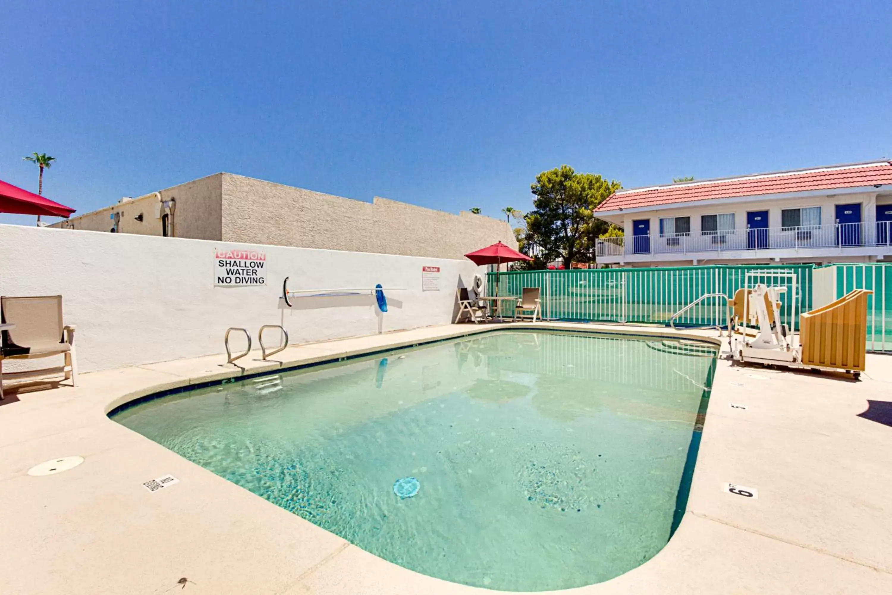 Swimming pool, Property Building in Motel 6-Tempe, AZ - Scottsdale South