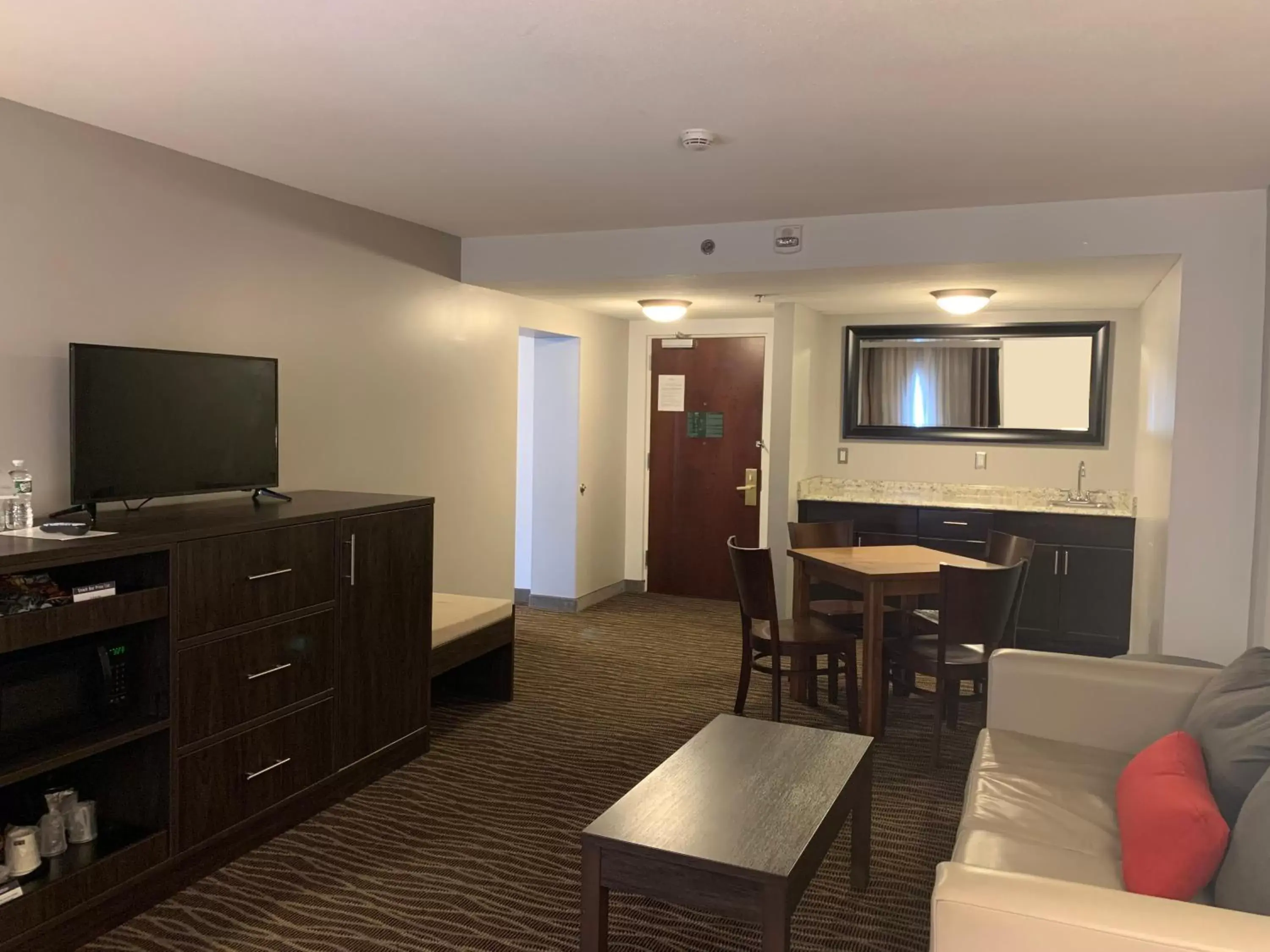 Photo of the whole room, TV/Entertainment Center in Country Inn & Suites by Radisson, Rochester-Pittsford/Brighton, NY