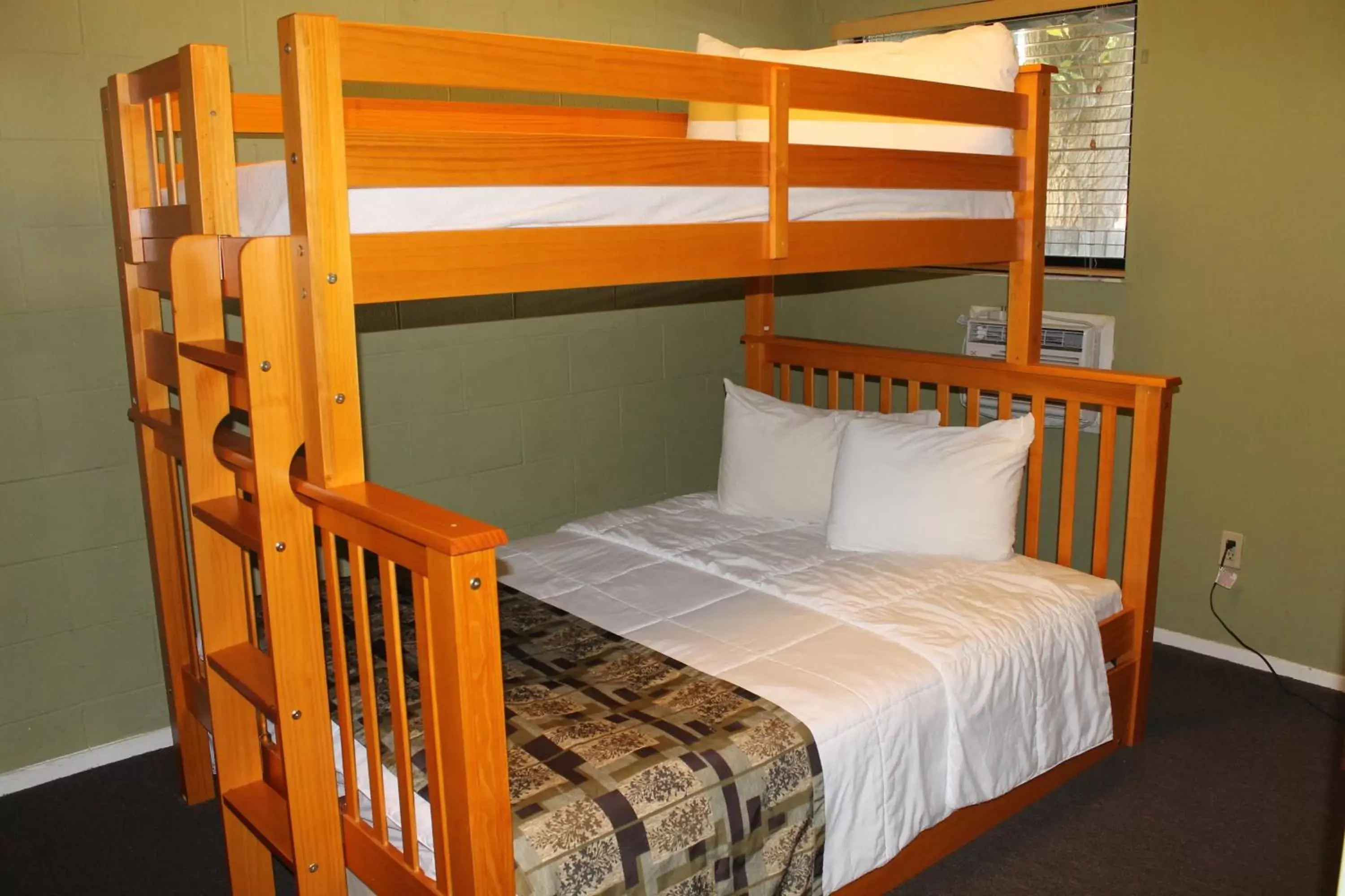 Bed, Bunk Bed in Big Pines Mountain House