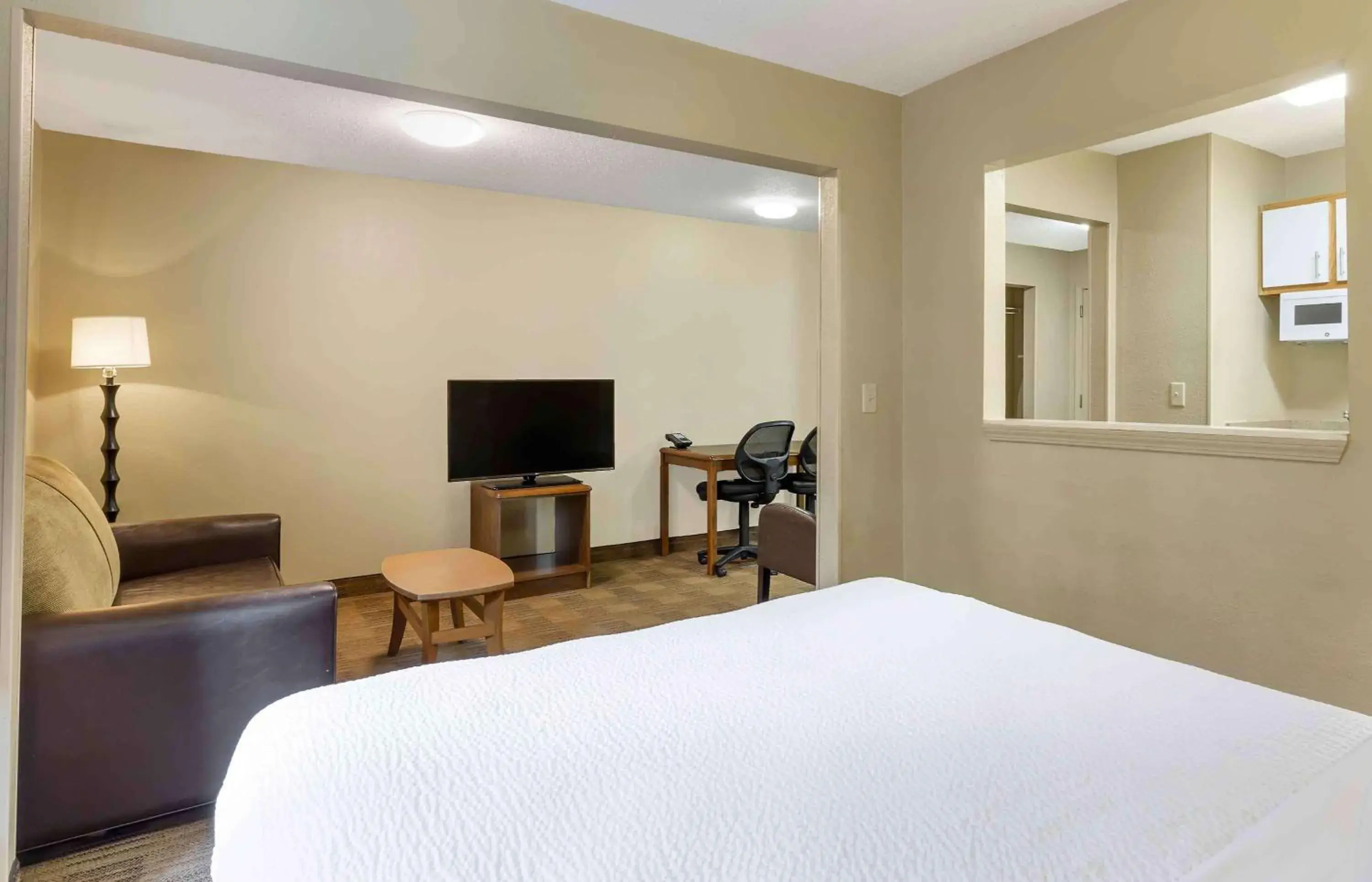 Bedroom, Bed in Extended Stay America Suites - Greensboro - Wendover Ave