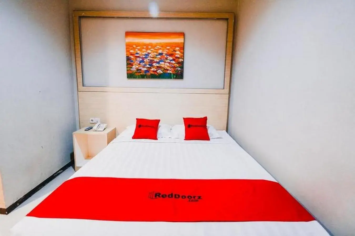Bedroom, Bed in RedDoorz Plus near Sultan Hasanuddin Airport