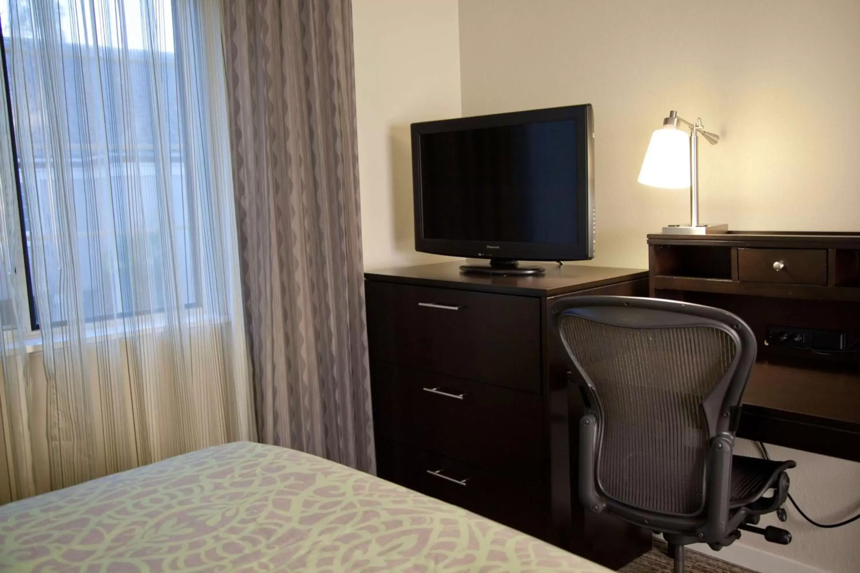 Bedroom, TV/Entertainment Center in Sonesta ES Suites Sunnyvale