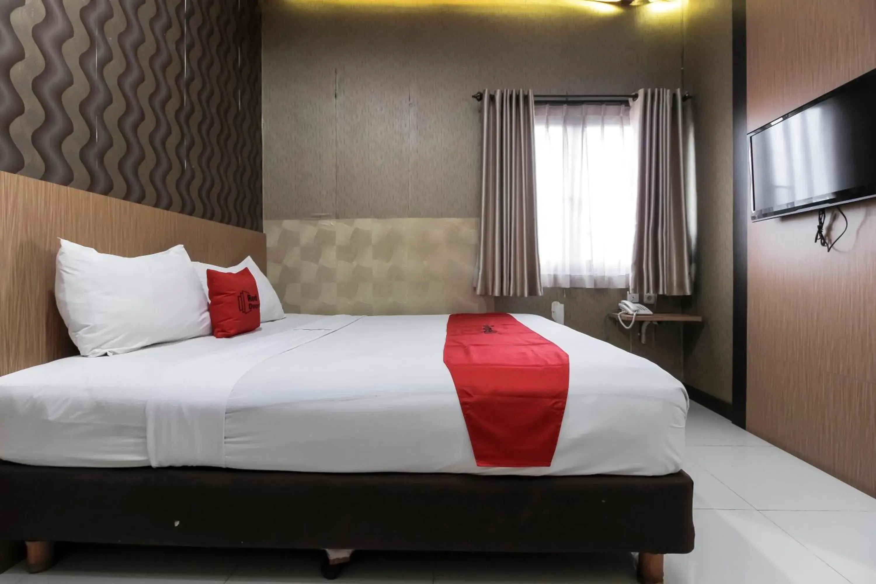 Bedroom, Bed in RedDoorz Plus @ Tuparev Cirebon