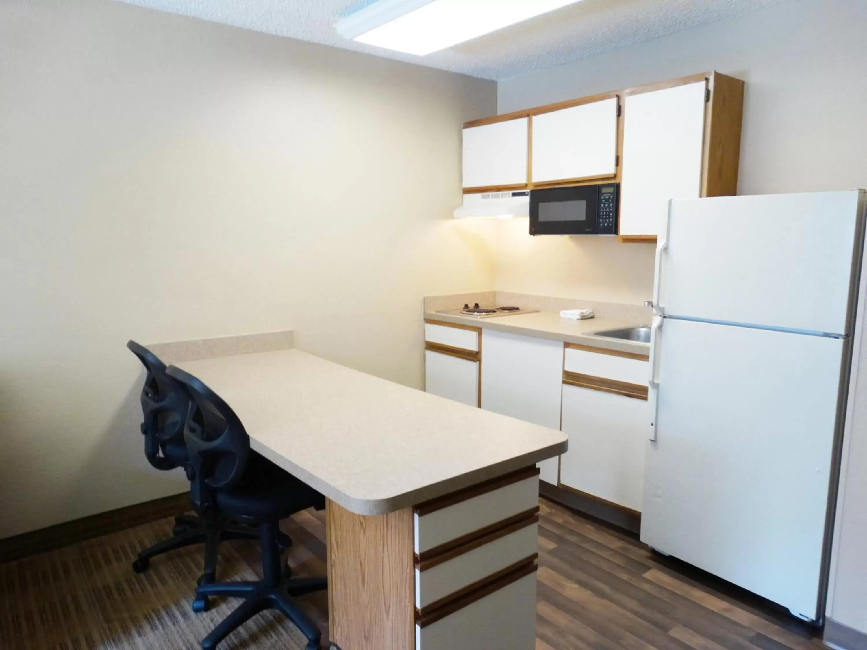 Kitchen or kitchenette, Kitchen/Kitchenette in Extended Stay America Suites - Louisville - Alliant Avenue