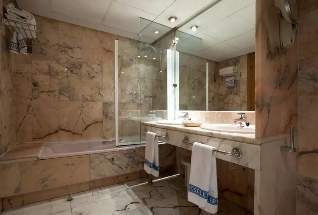 Shower, Bathroom in Aparto-Hotel Rosales