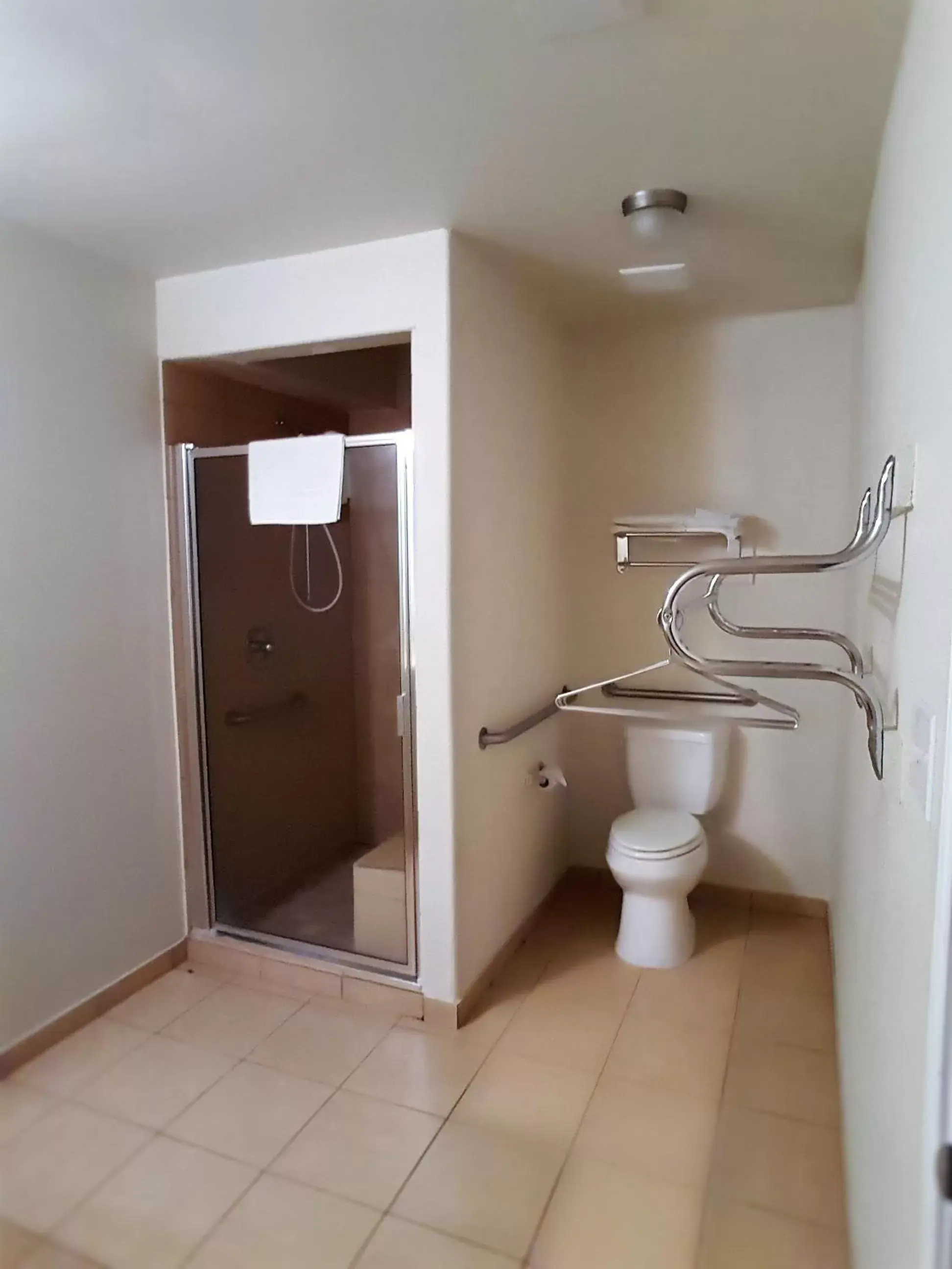 Shower, Bathroom in Cedar Creek Inn