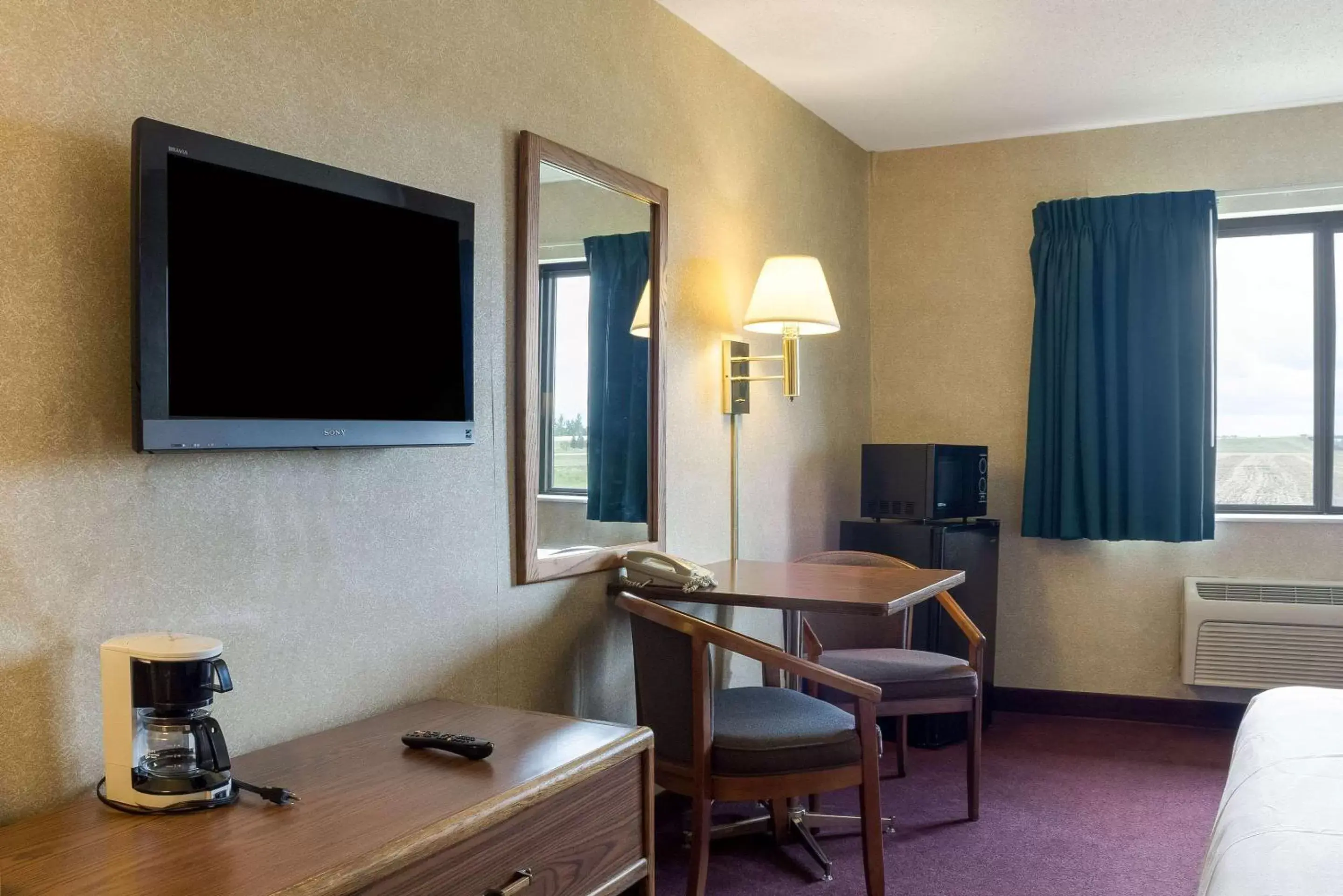 Photo of the whole room, TV/Entertainment Center in Rodeway Inn Wahpeton