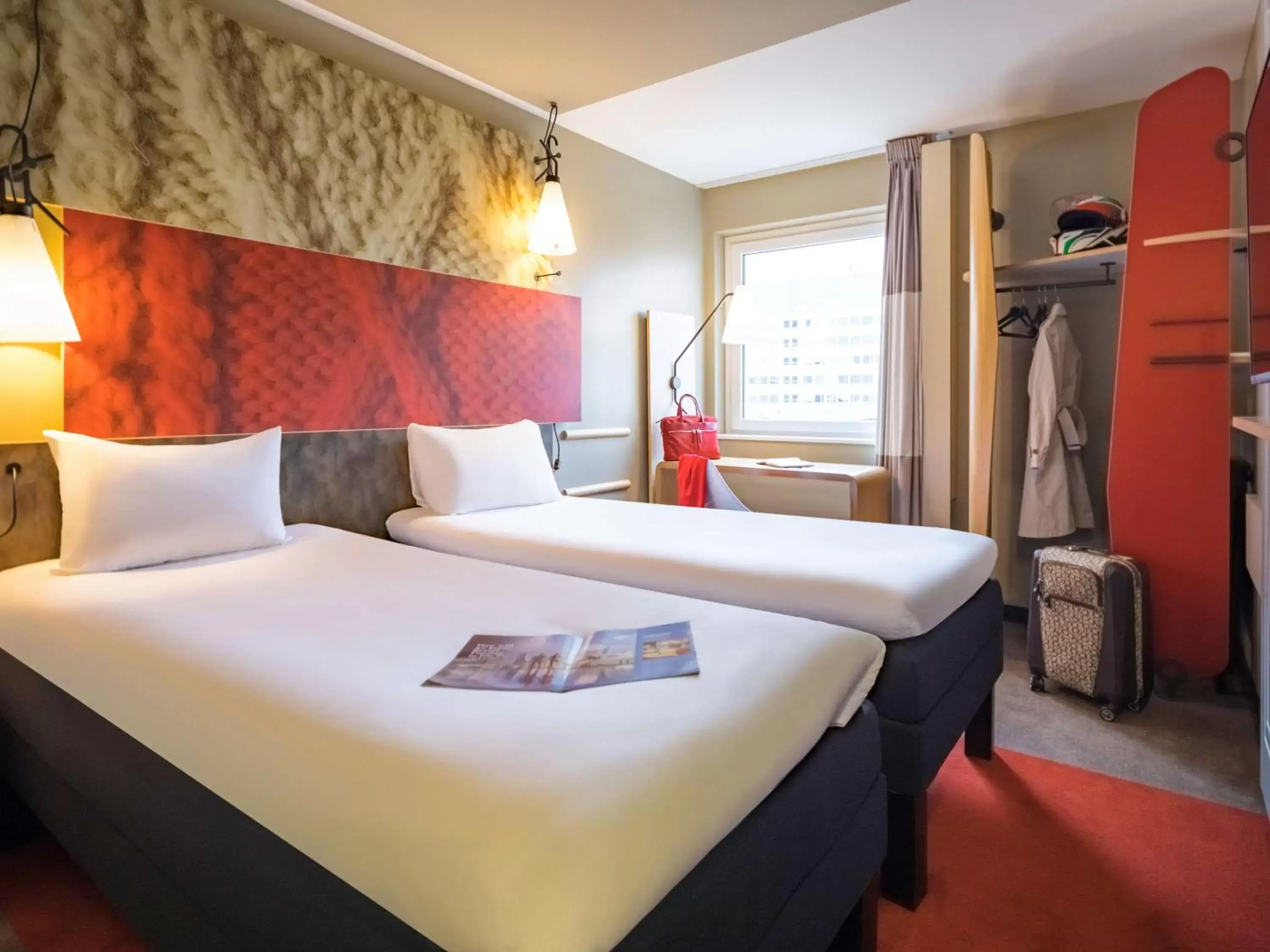 Photo of the whole room, Bed in ibis Zürich Messe Airport