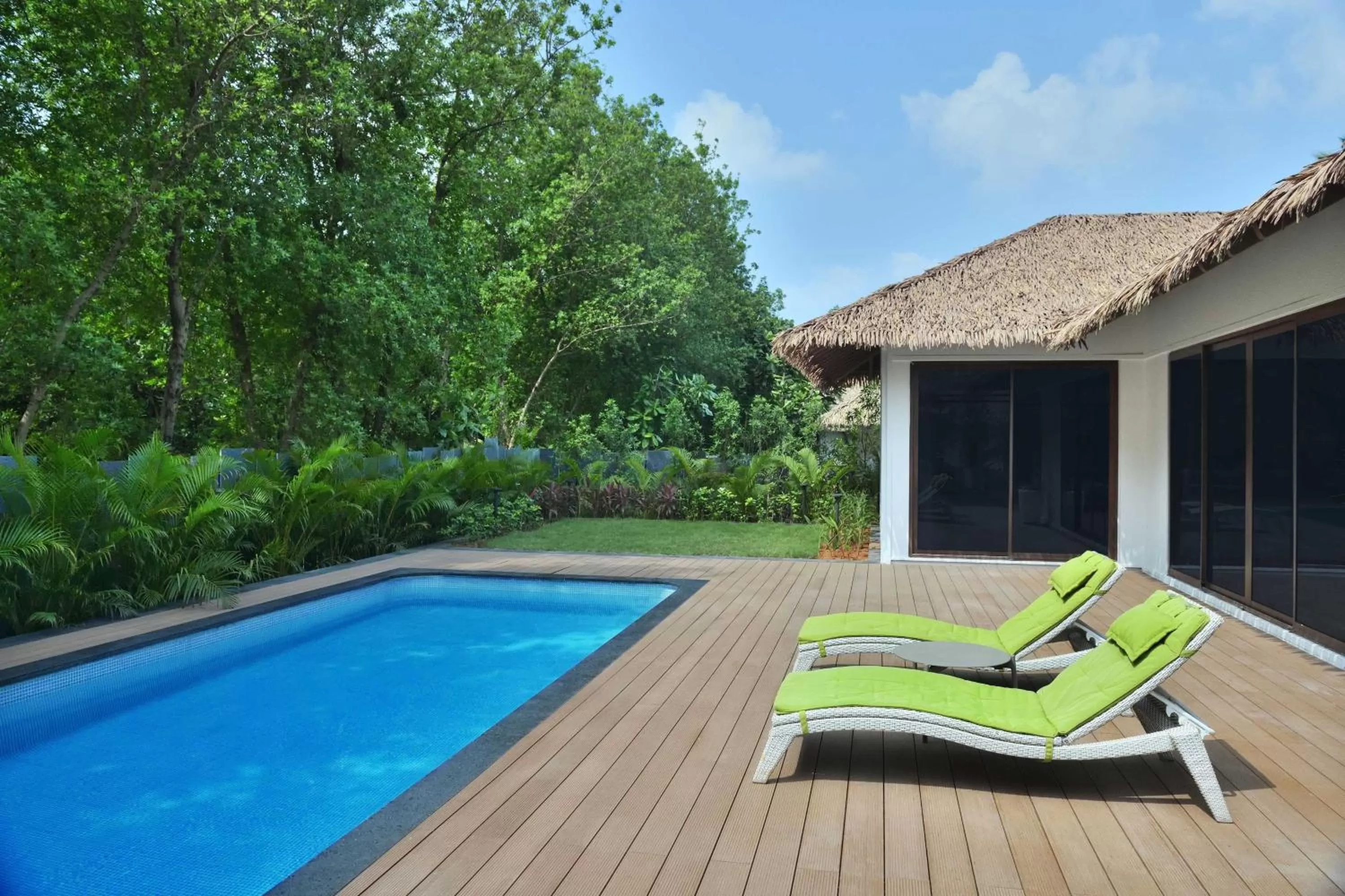 Swimming pool in Sheraton Grand Chennai Resort & Spa