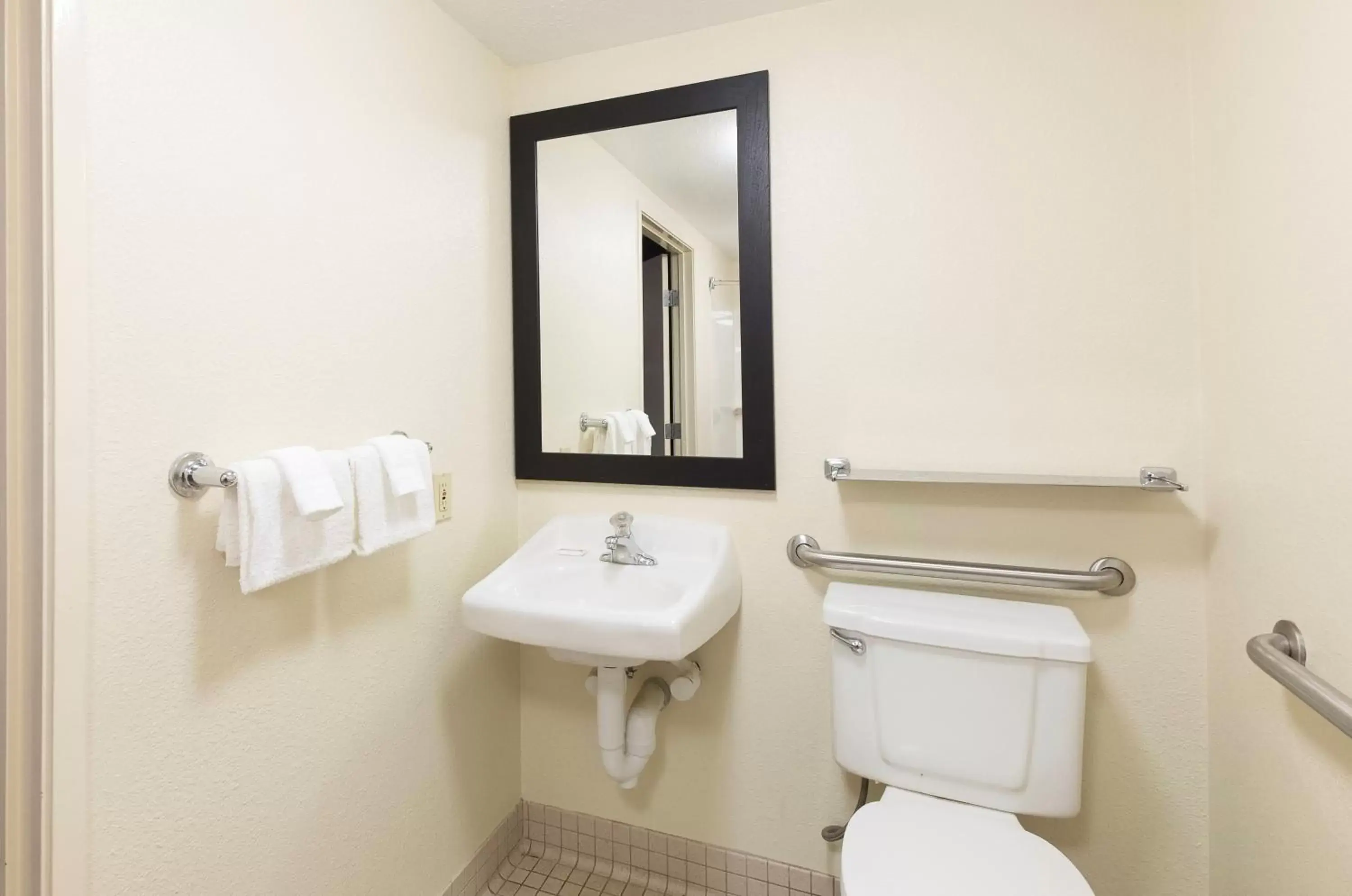 Bathroom in Red Roof Inn PLUS+ Pittsburgh South - Airport