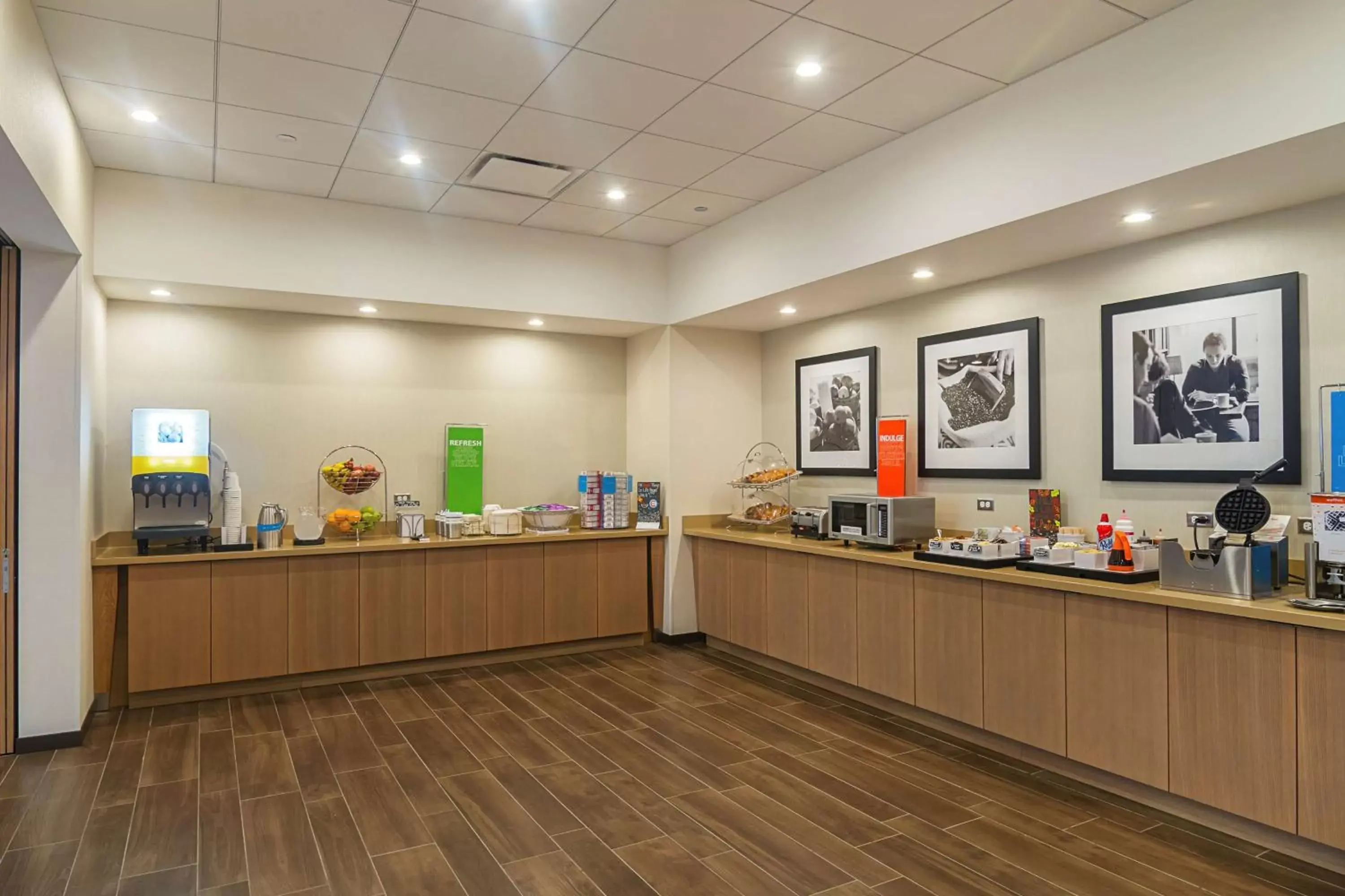 Breakfast, Restaurant/Places to Eat in Hampton Inn Chicago North-Loyola Station, Il