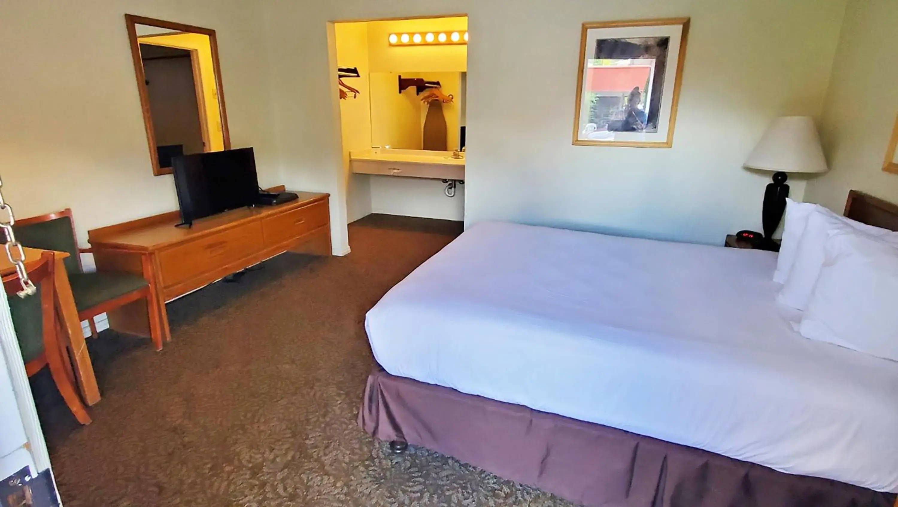 Bedroom, Bed in Magnuson Hotel Ely
