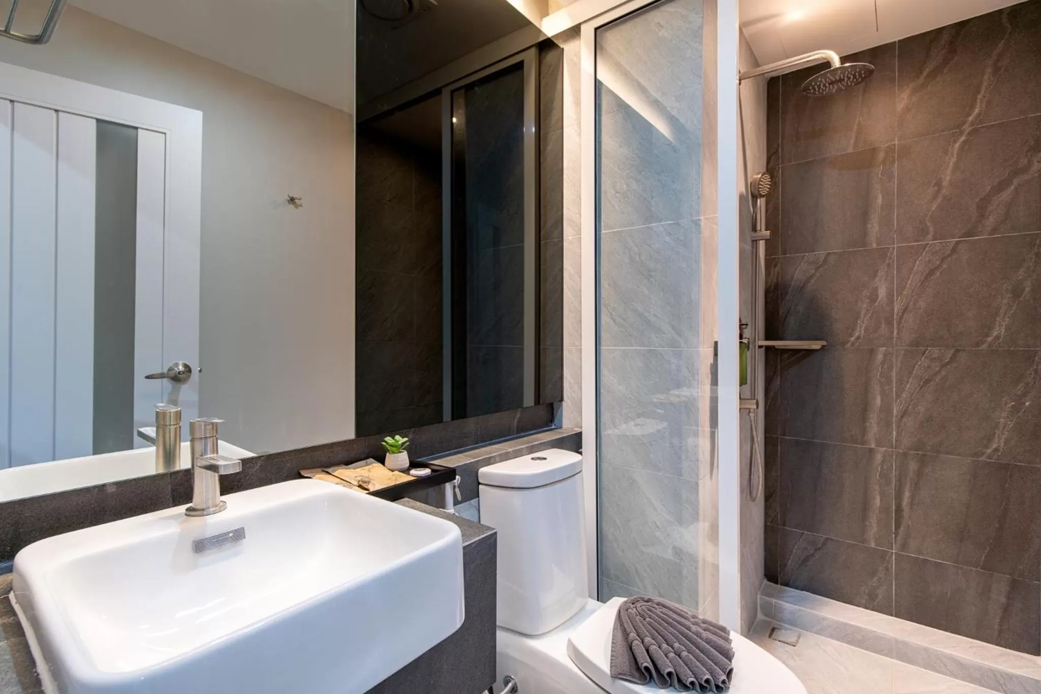 Bathroom in The Riski Hotel at Bangphlat Station SHA