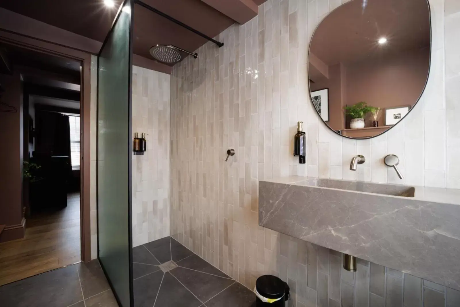 Bathroom in The Silk Rooms, at The Freemasons Inn