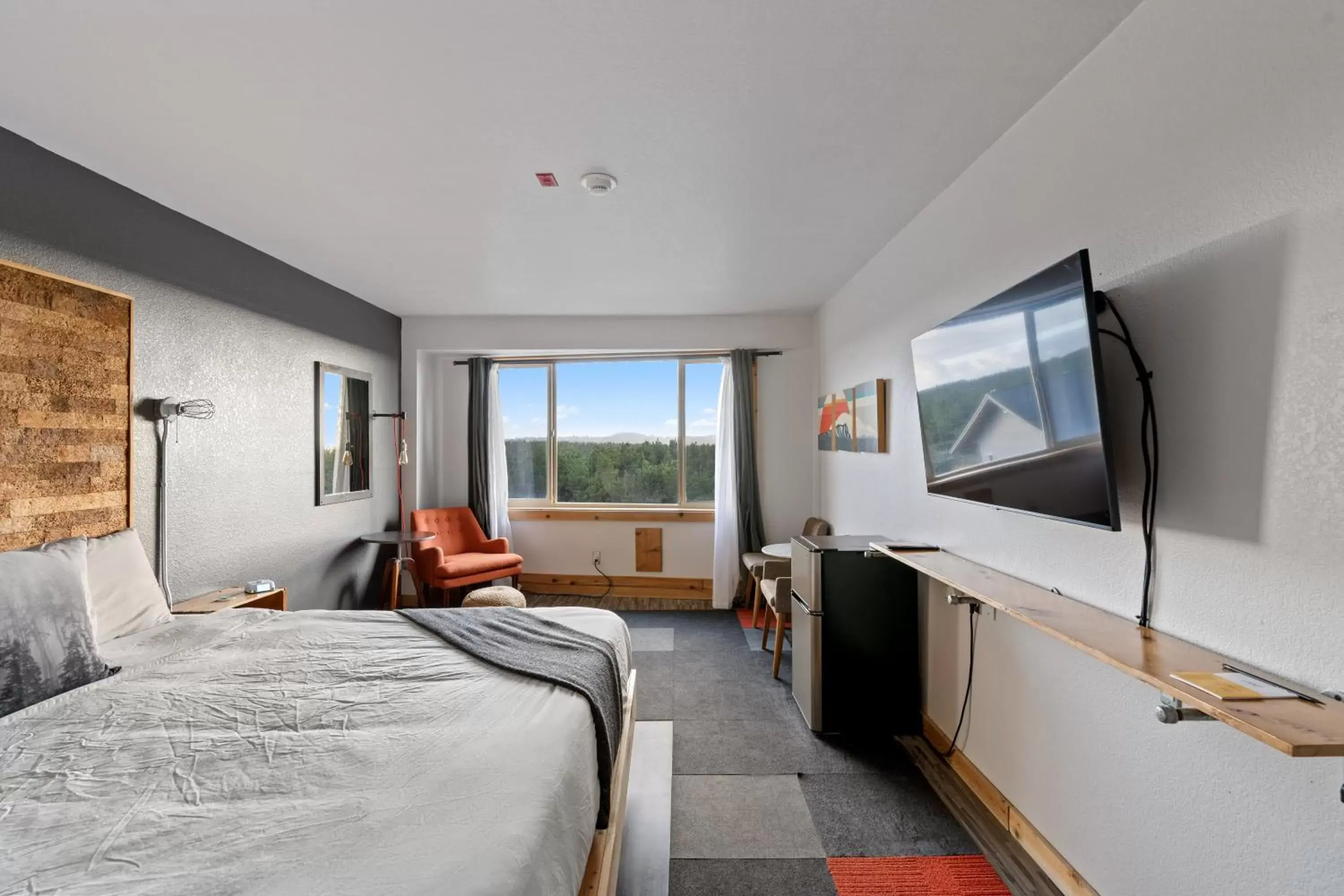 Bedroom, TV/Entertainment Center in Adrift Hotel