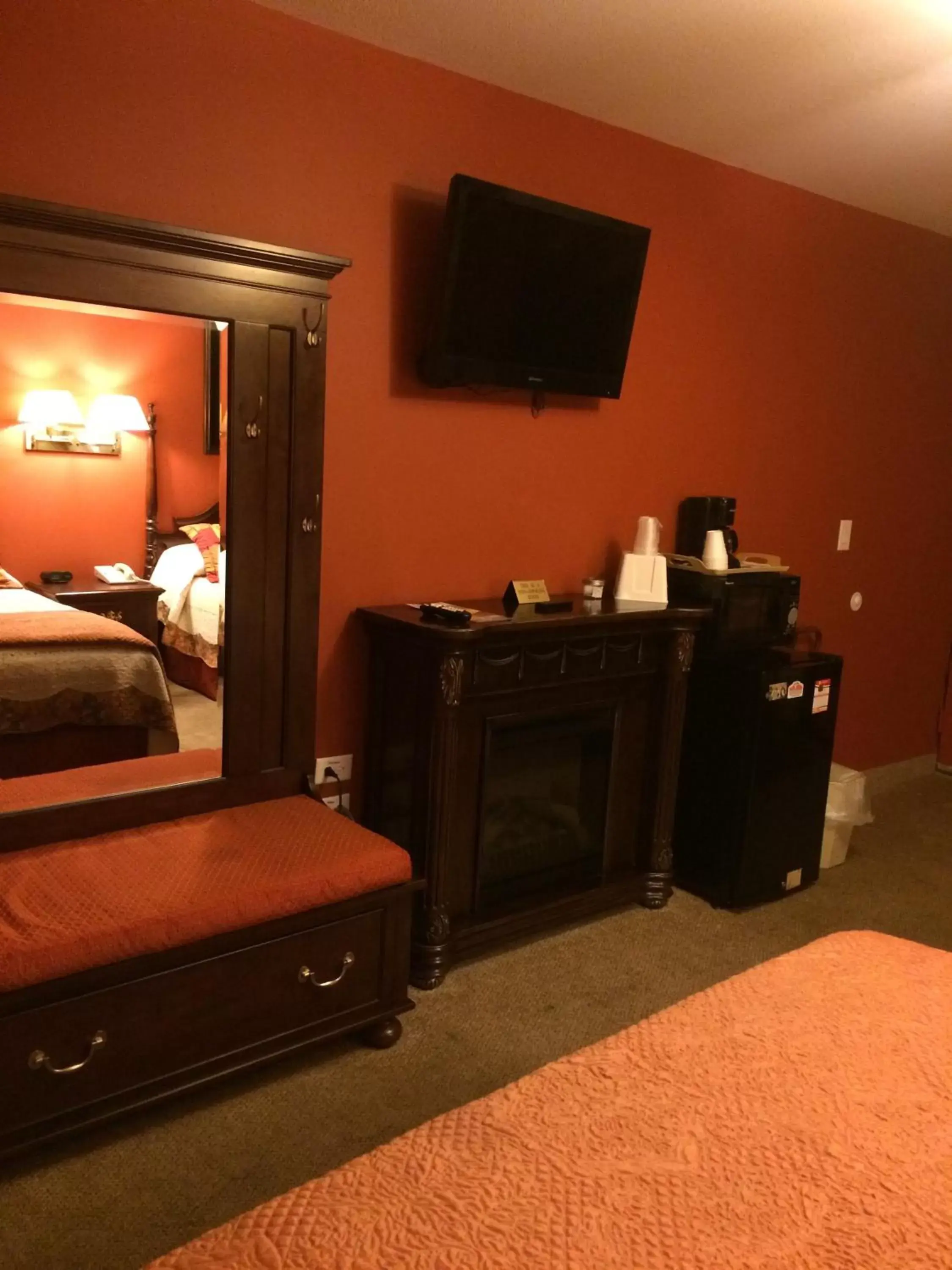 Bedroom, TV/Entertainment Center in Rivergate Mountain Lodge