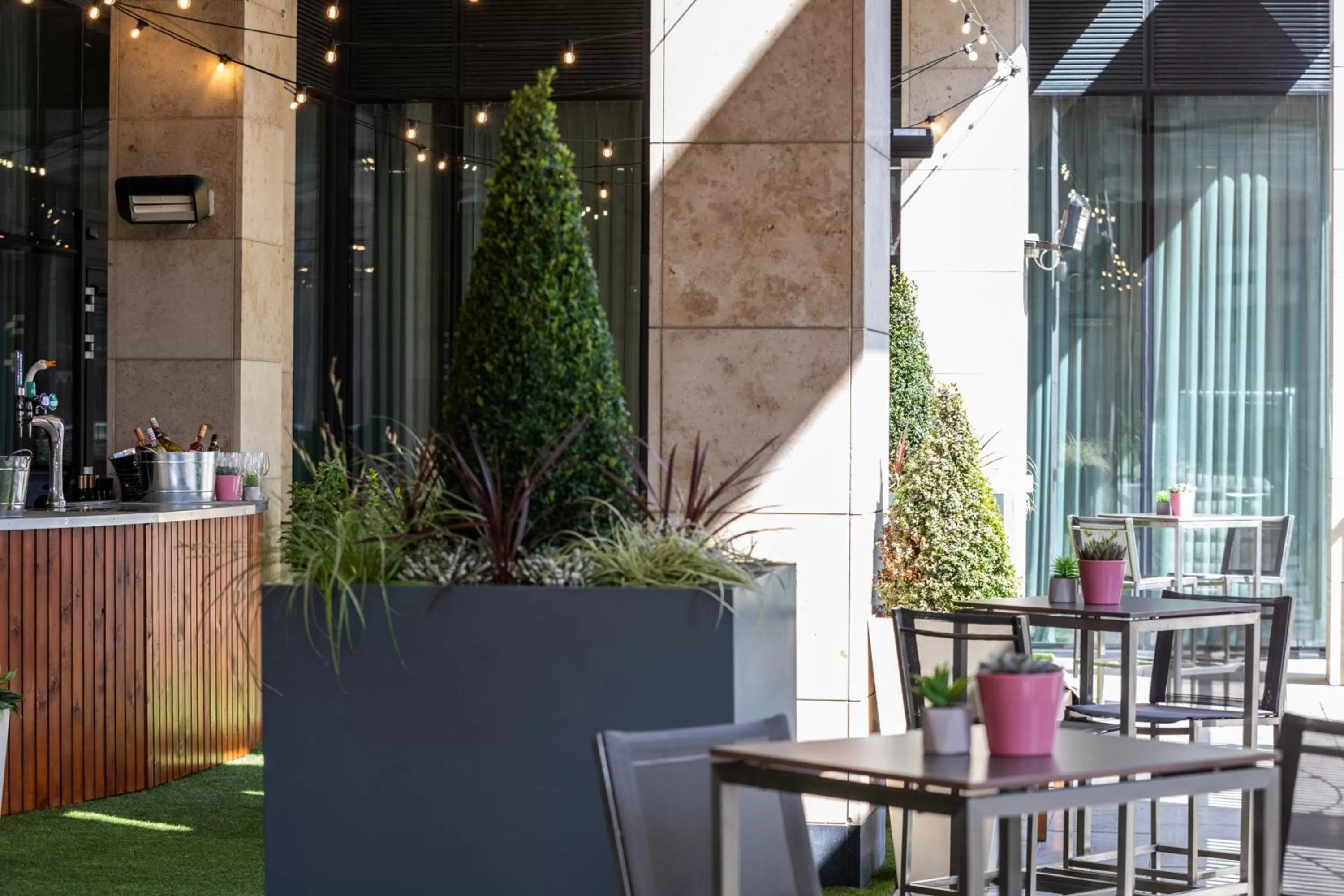 Lounge or bar in Holiday Inn Manchester - City Centre by IHG