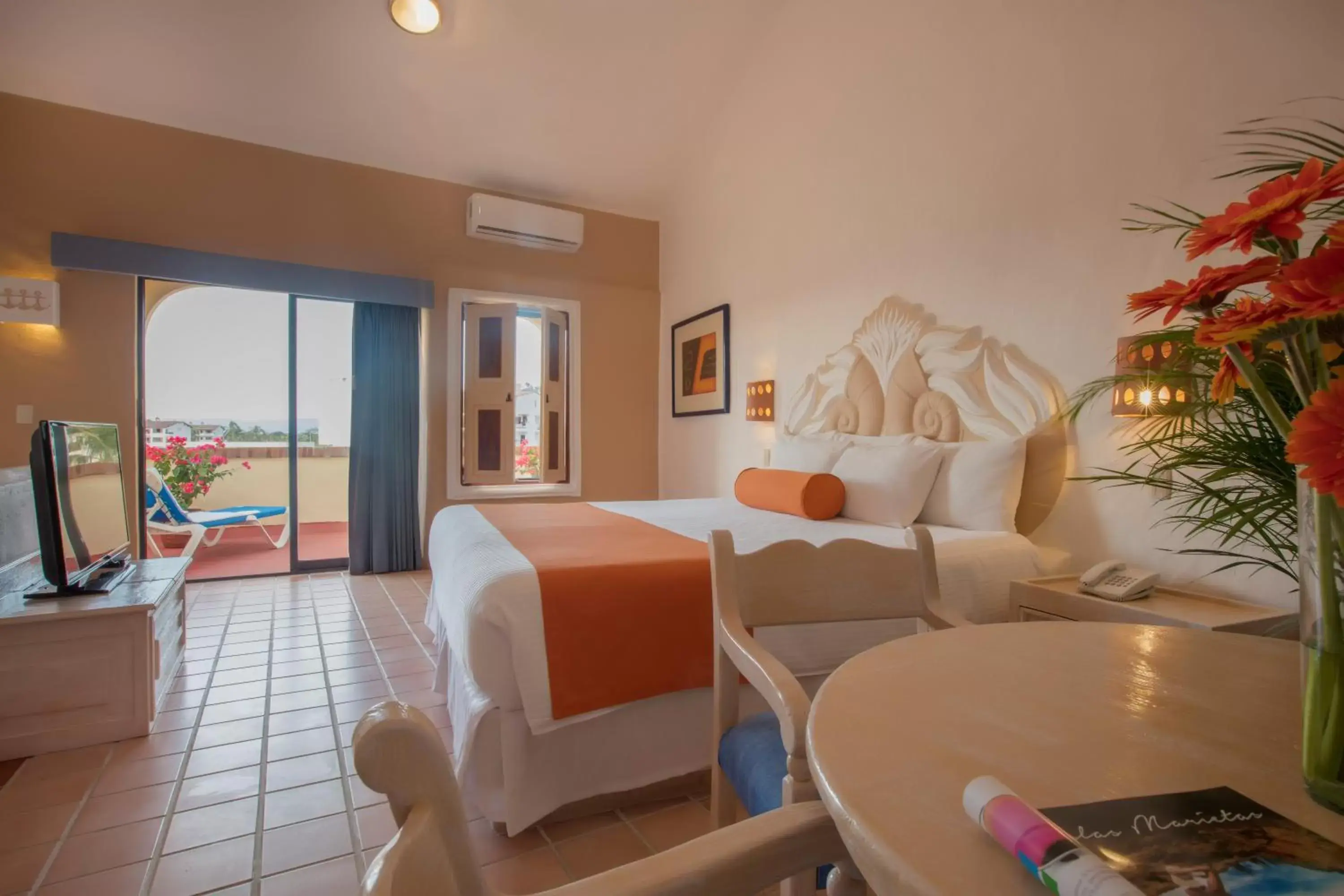 Photo of the whole room, Dining Area in Flamingo Vallarta Hotel & Marina