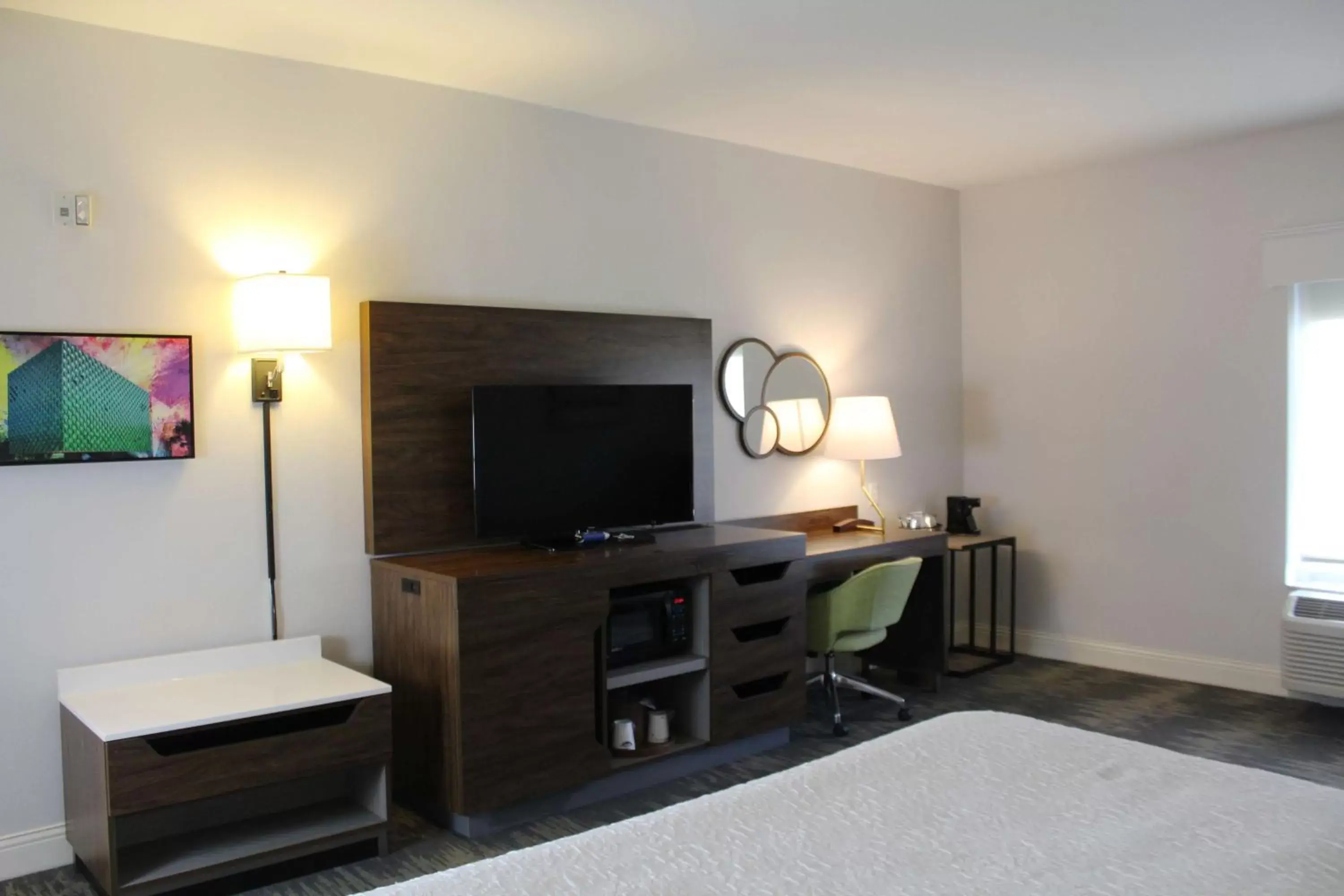 Bedroom, TV/Entertainment Center in Hampton Inn & Suites Sarasota / Bradenton - Airport