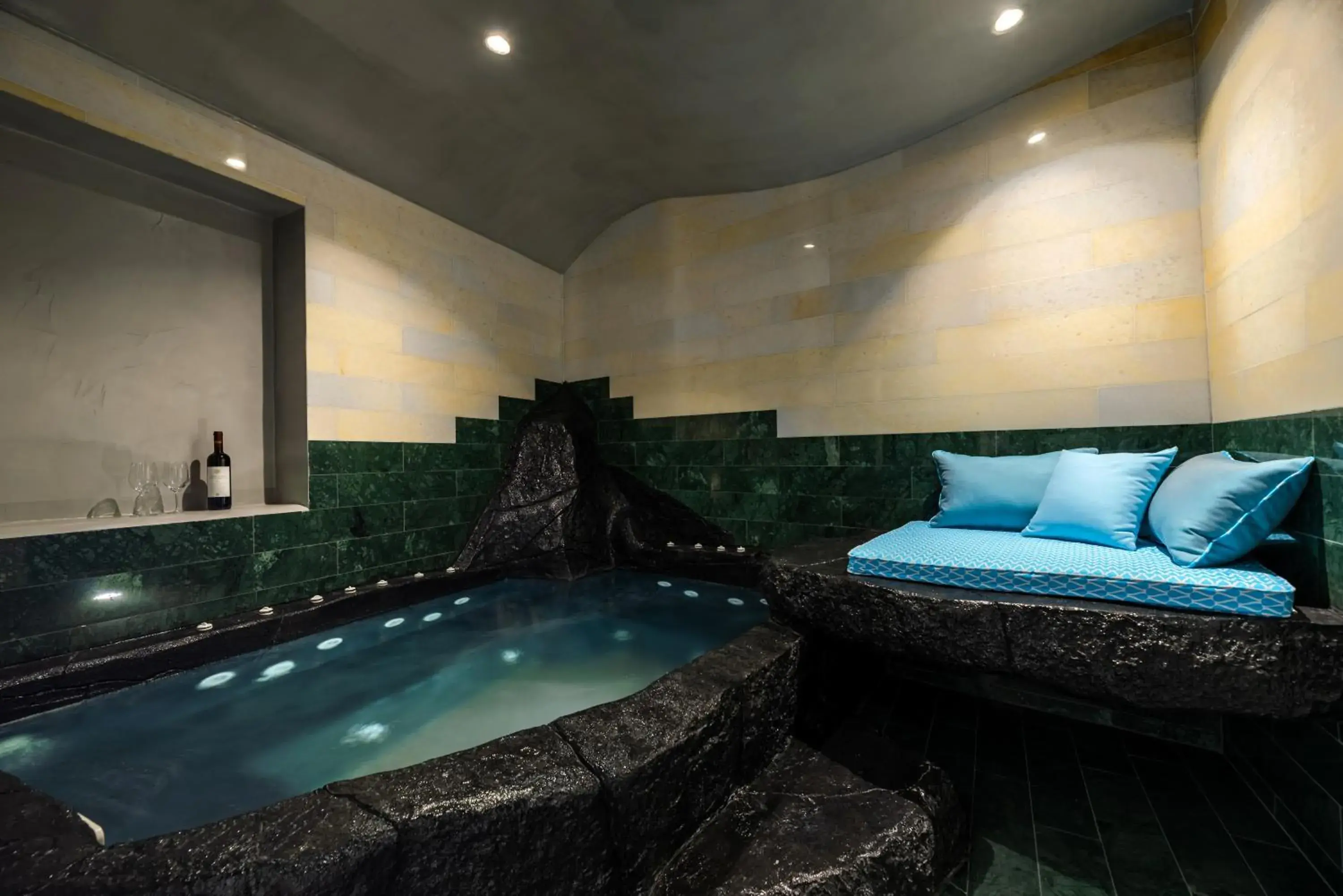 Hot Tub, Swimming Pool in Daydream Luxury Suites