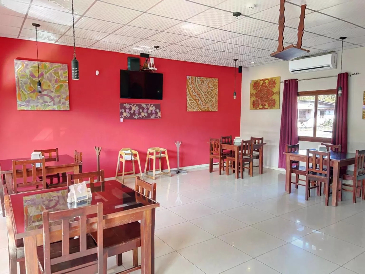 Restaurant/places to eat in Big Daddy's Beach Club & Hotel