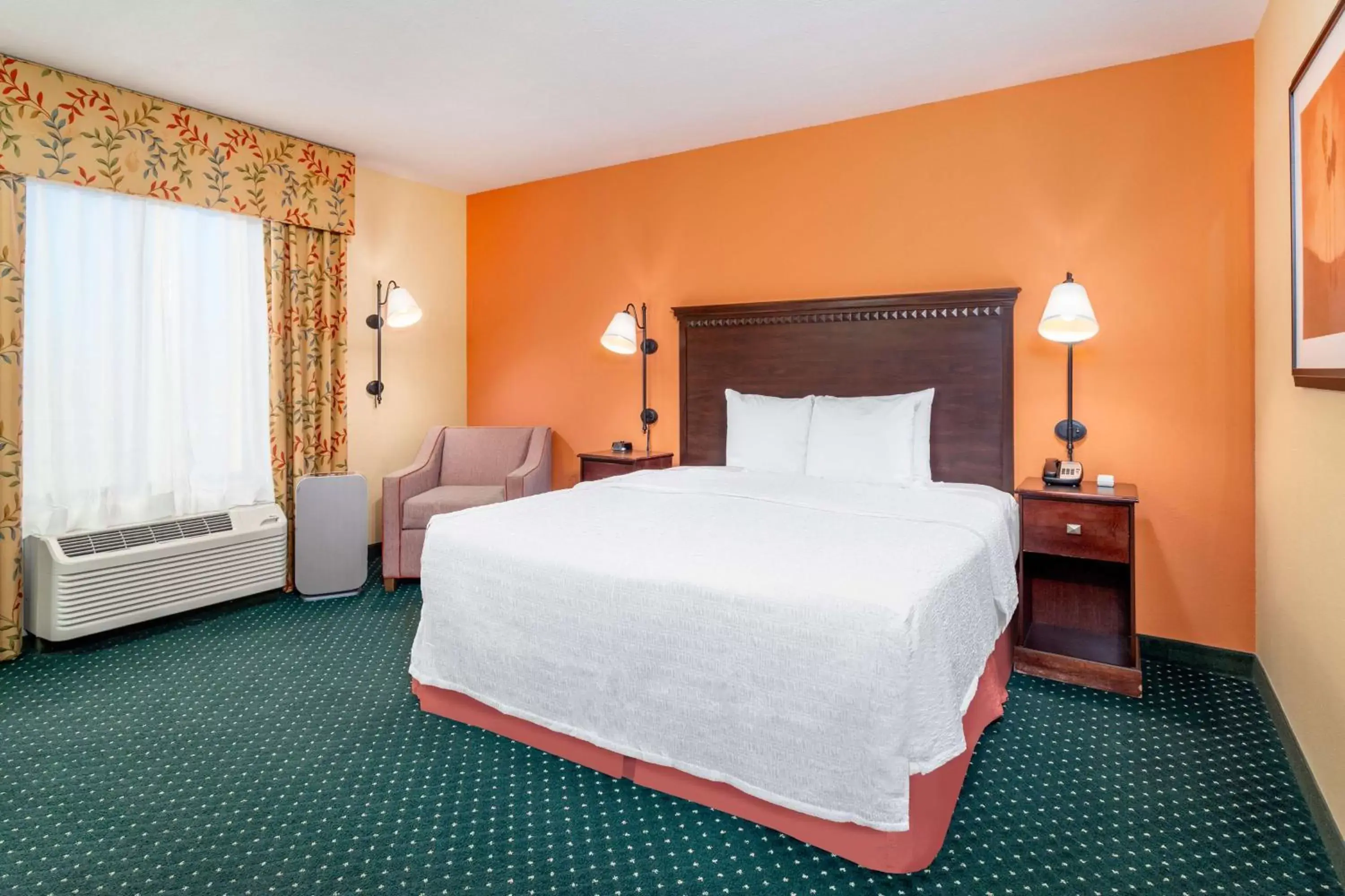 Bed in Hampton Inn & Suites Sacramento-Elk Grove Laguna I-5