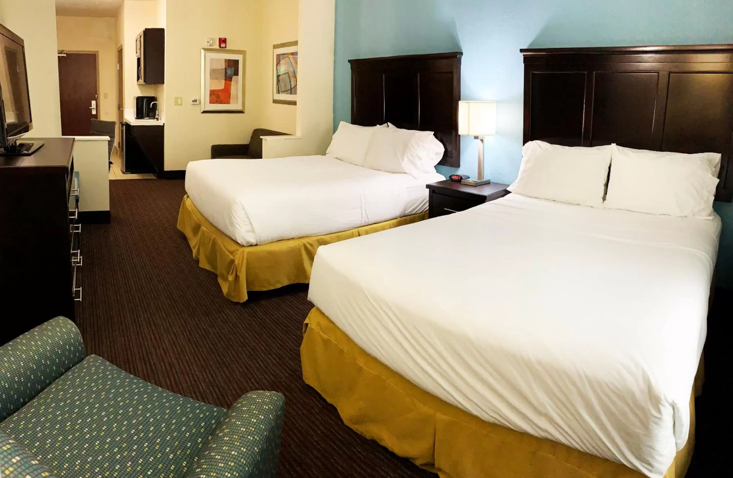 Photo of the whole room, Bed in Holiday Inn Express Hotel & Suites Gainesville, an IHG Hotel