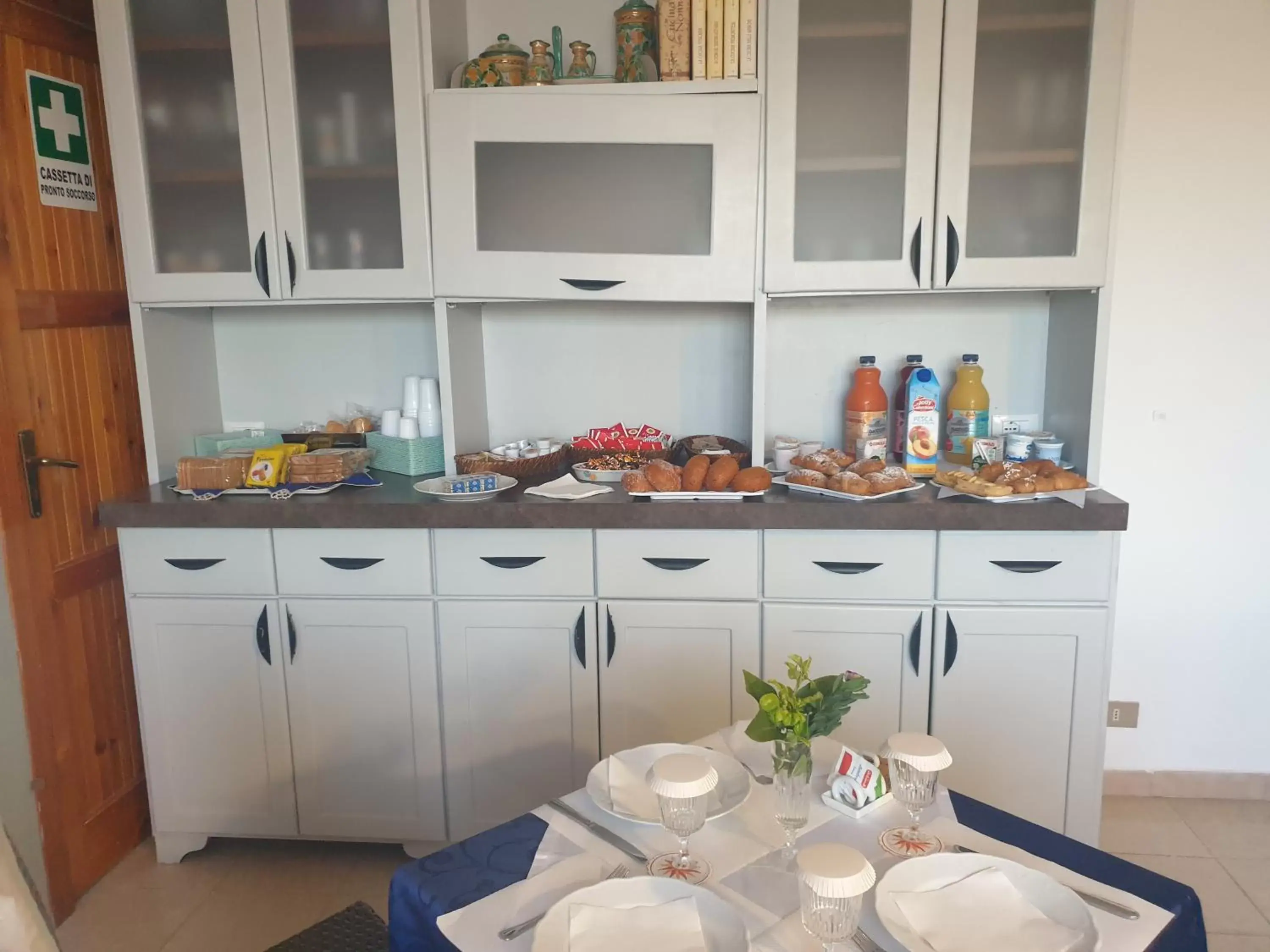 Food and drinks, Kitchen/Kitchenette in VILLA MARTA a due passi dalla clinica ortopedica Rizzoli e da Villa Santa Teresa