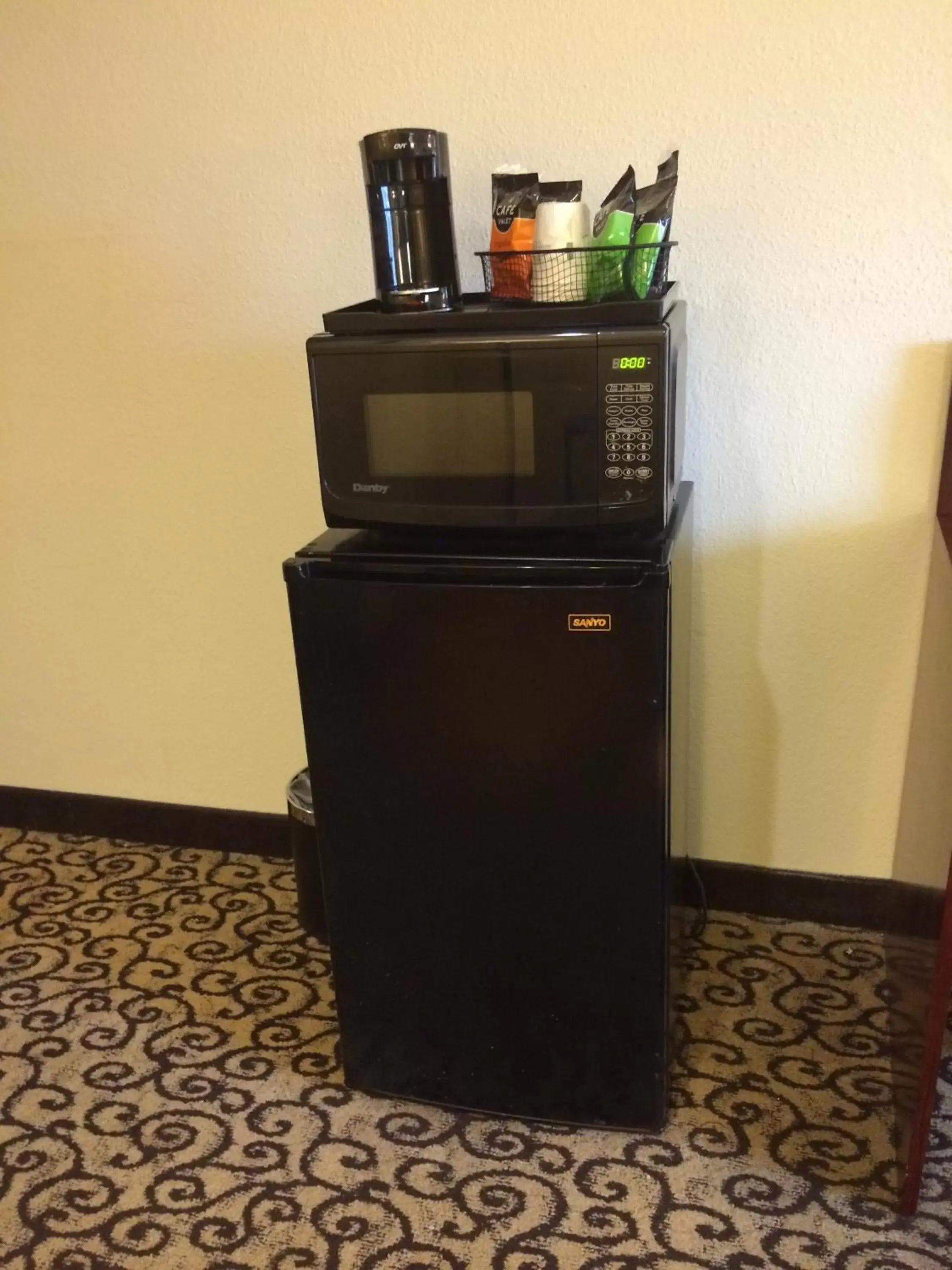 Coffee/tea facilities, TV/Entertainment Center in Baymont by Wyndham Columbia Fort Jackson