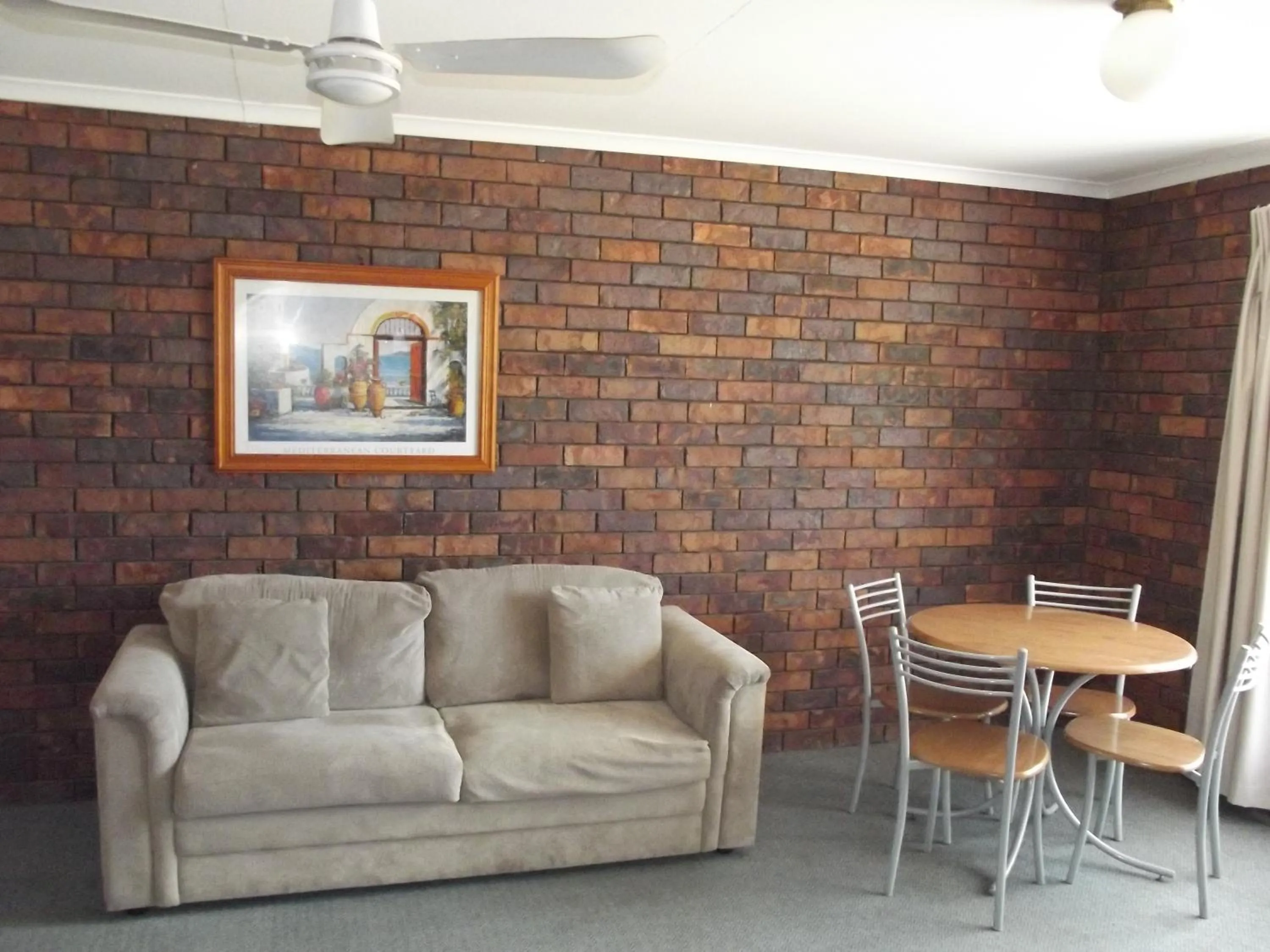 Living room in Bridge Street Motor Inn