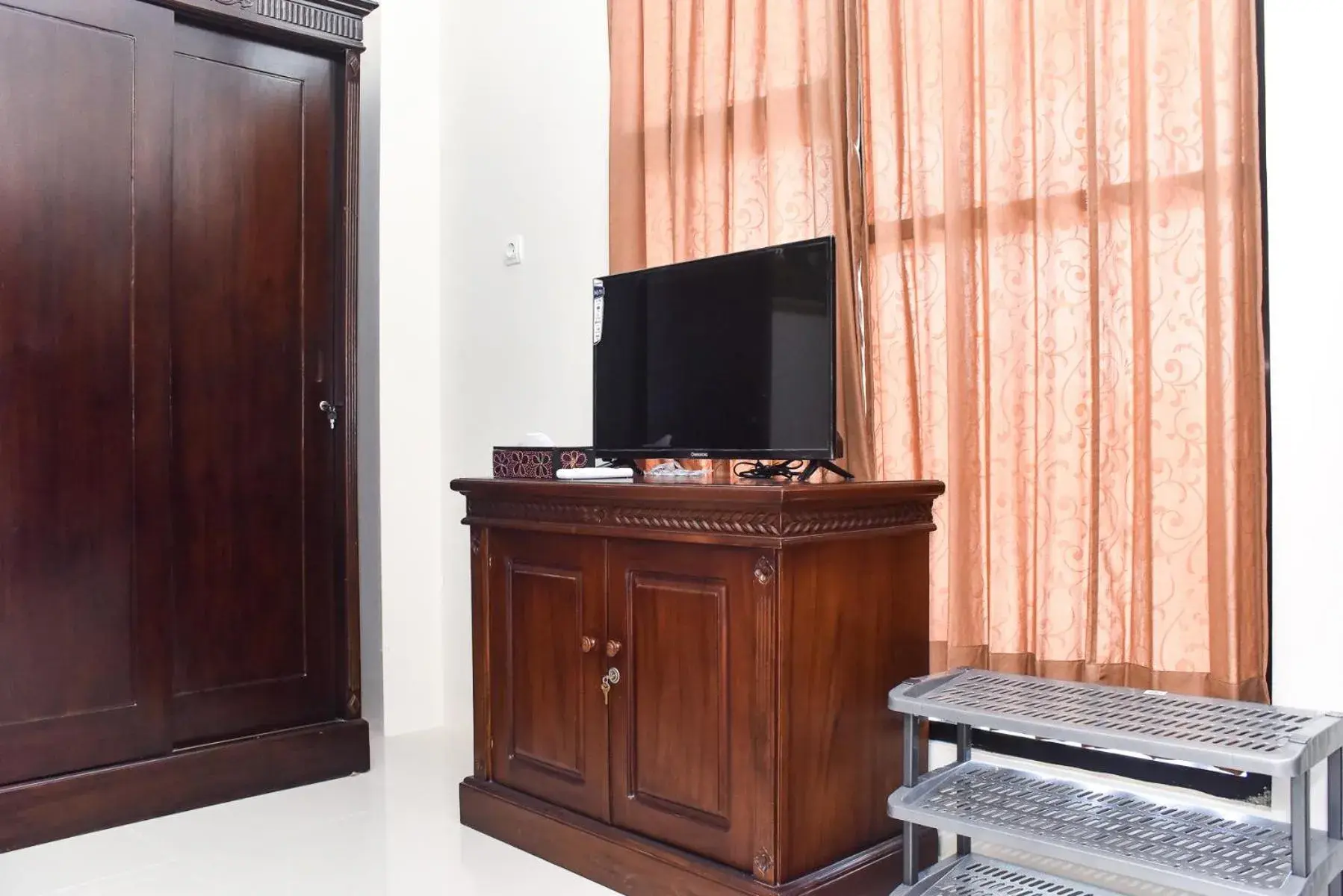 Bedroom, TV/Entertainment Center in RedDoorz Syariah near Gelora Delta Sidoarjo 2