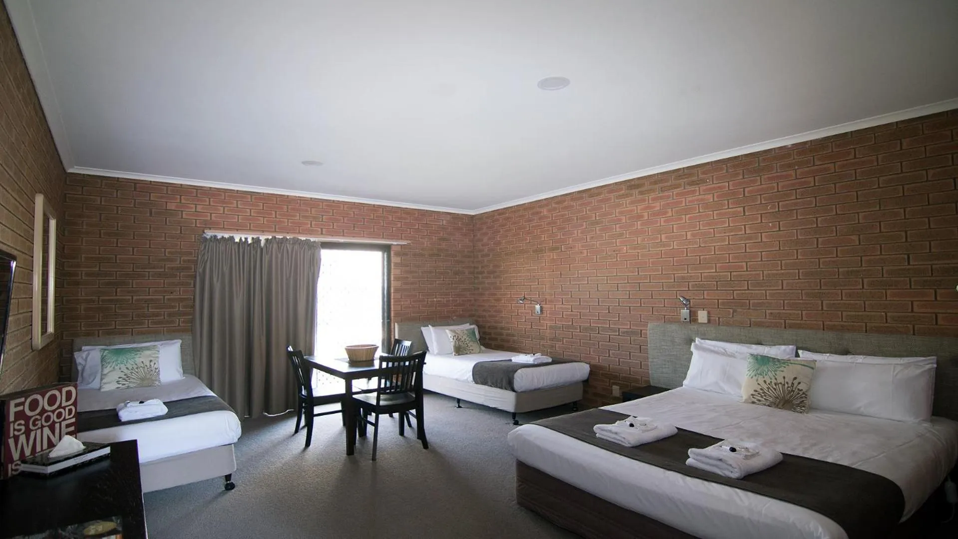 Photo of the whole room, Bed in Ashleigh Court Motor Inn